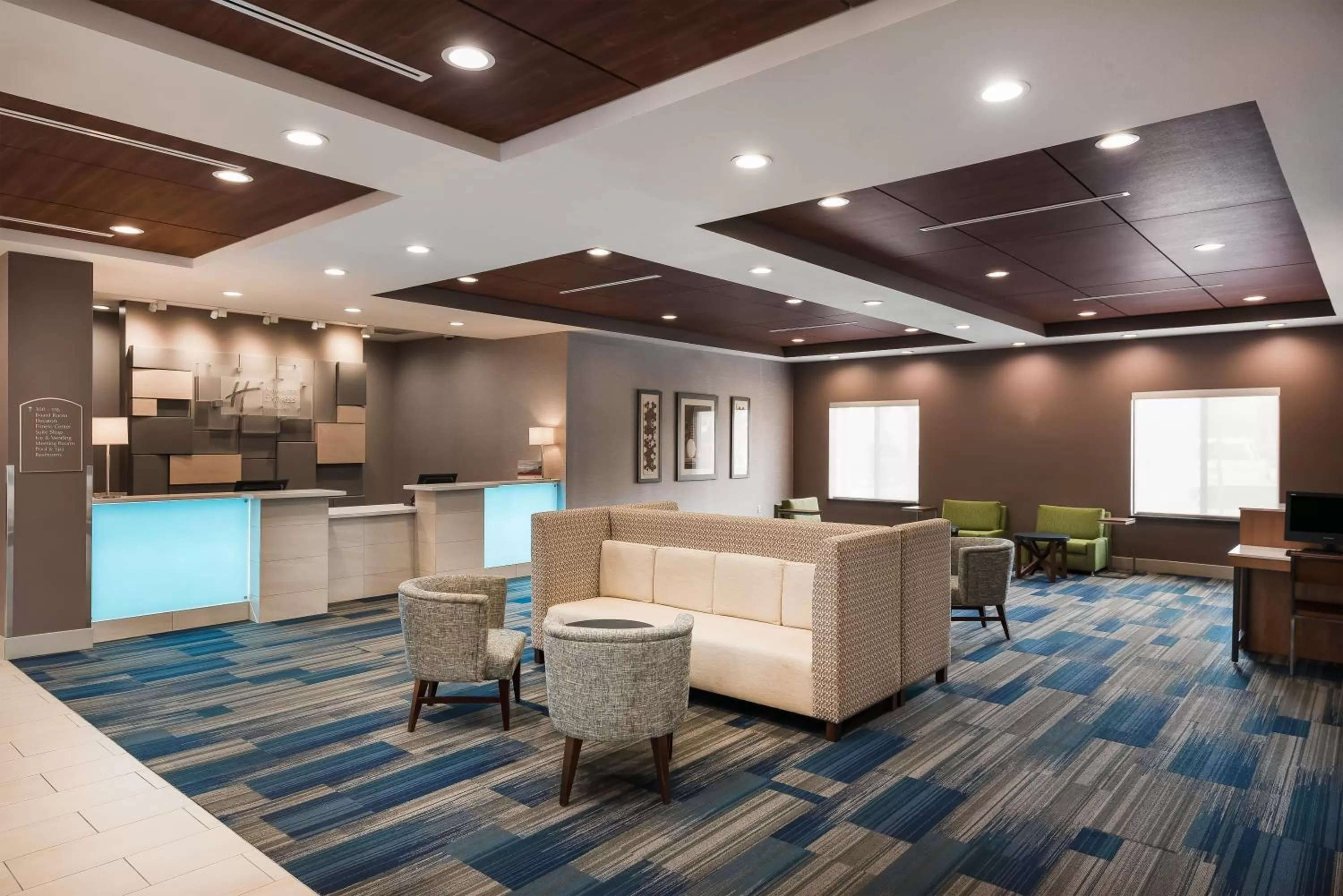 Lobby or reception in Holiday Inn Express Ontario by IHG