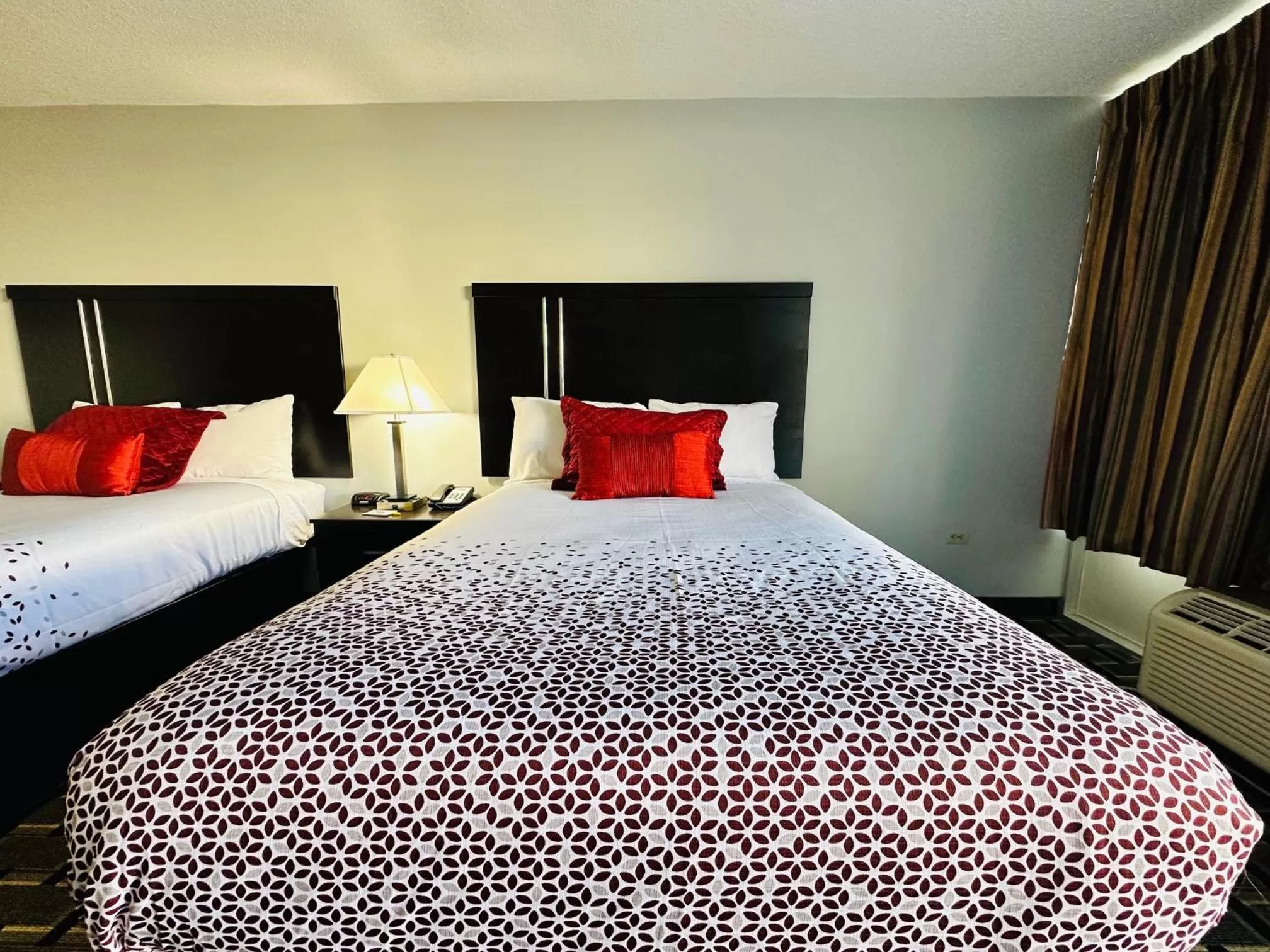 Bedroom, Bed in American Inn