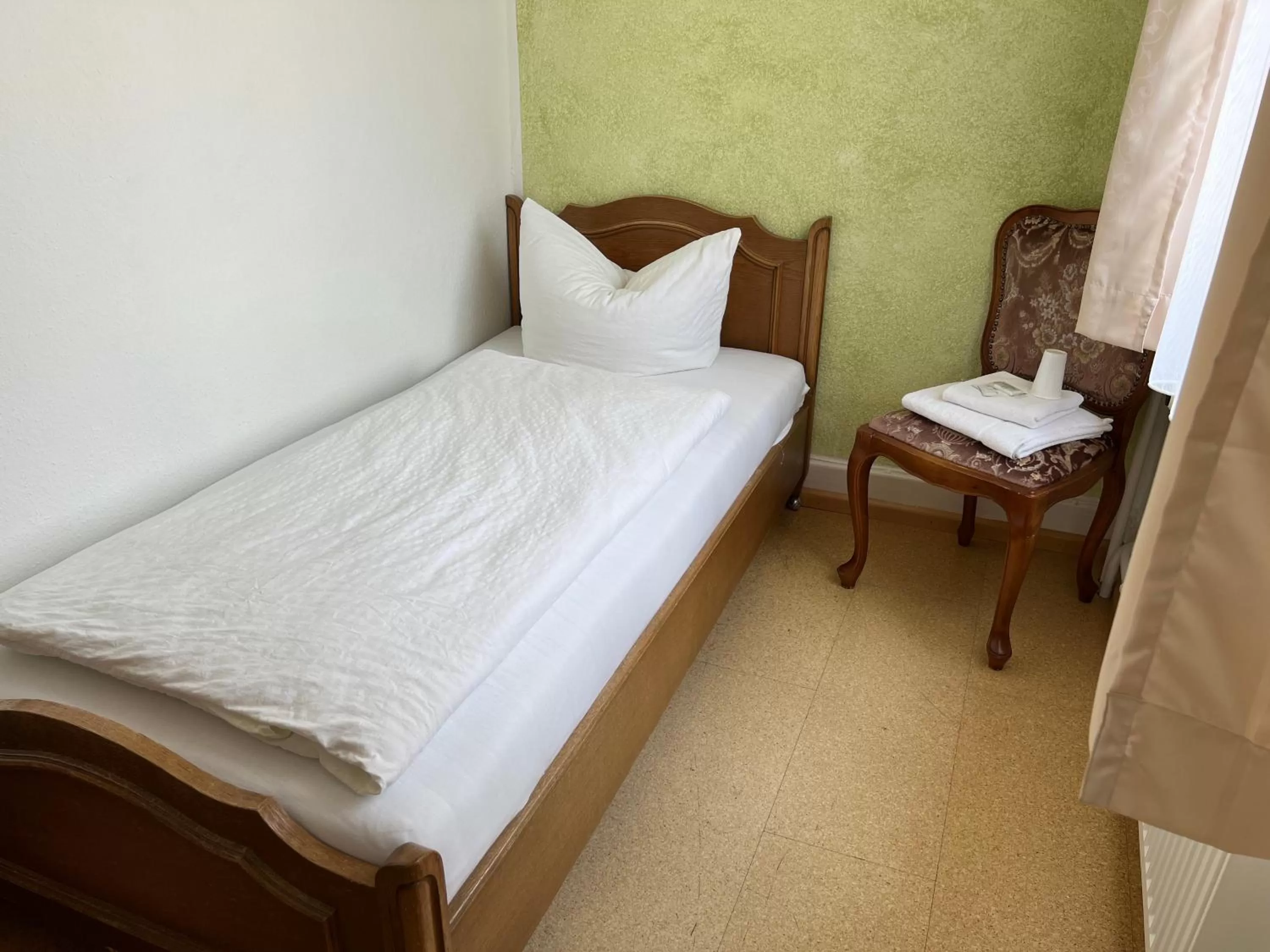 Bed in Hotel Kühler Krug