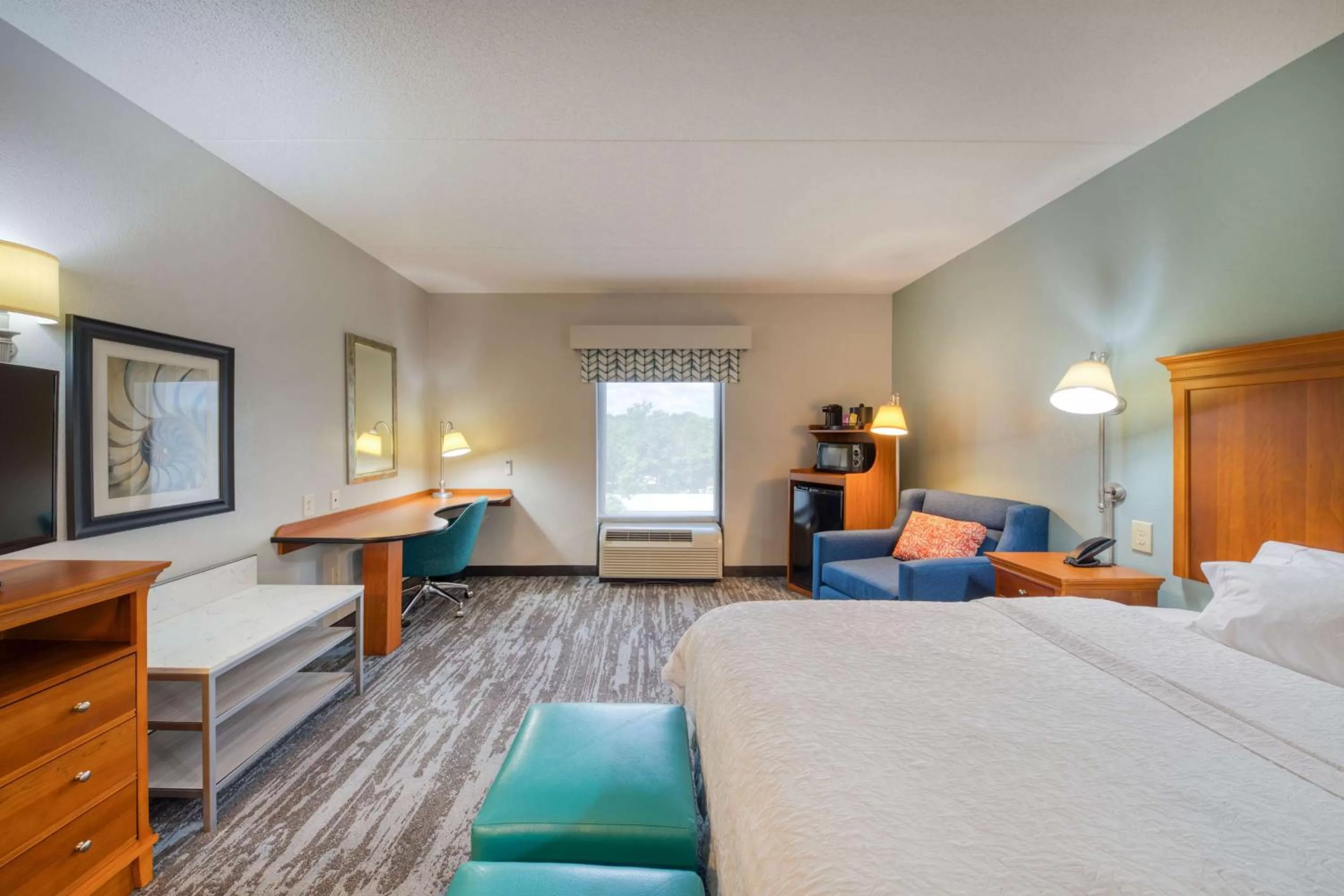 Bedroom, Bed in Hampton Inn Wilmington University Area