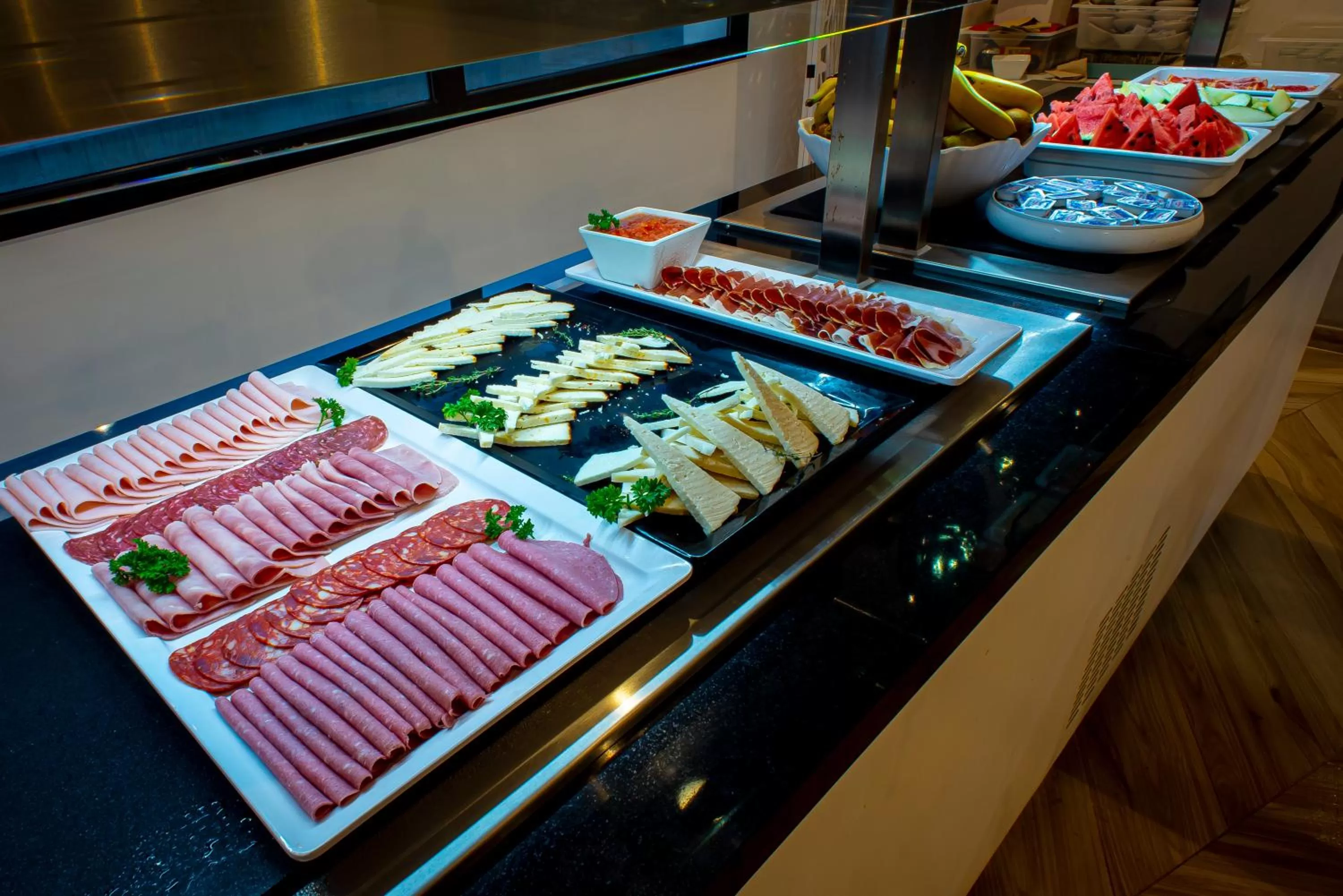 Restaurant/places to eat in Hotel Taimar