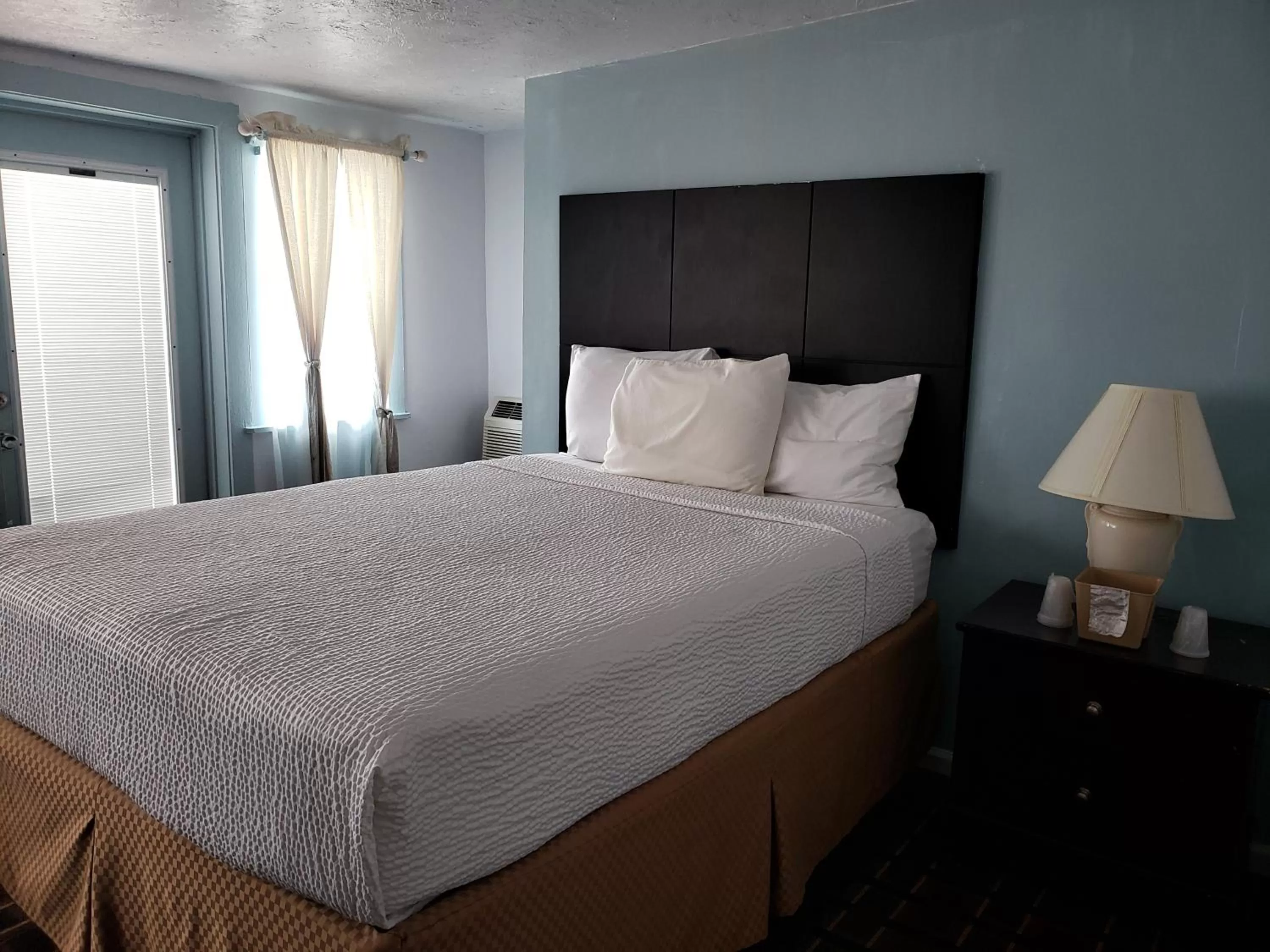 Bed in Topaz Motel - Flagler Beach