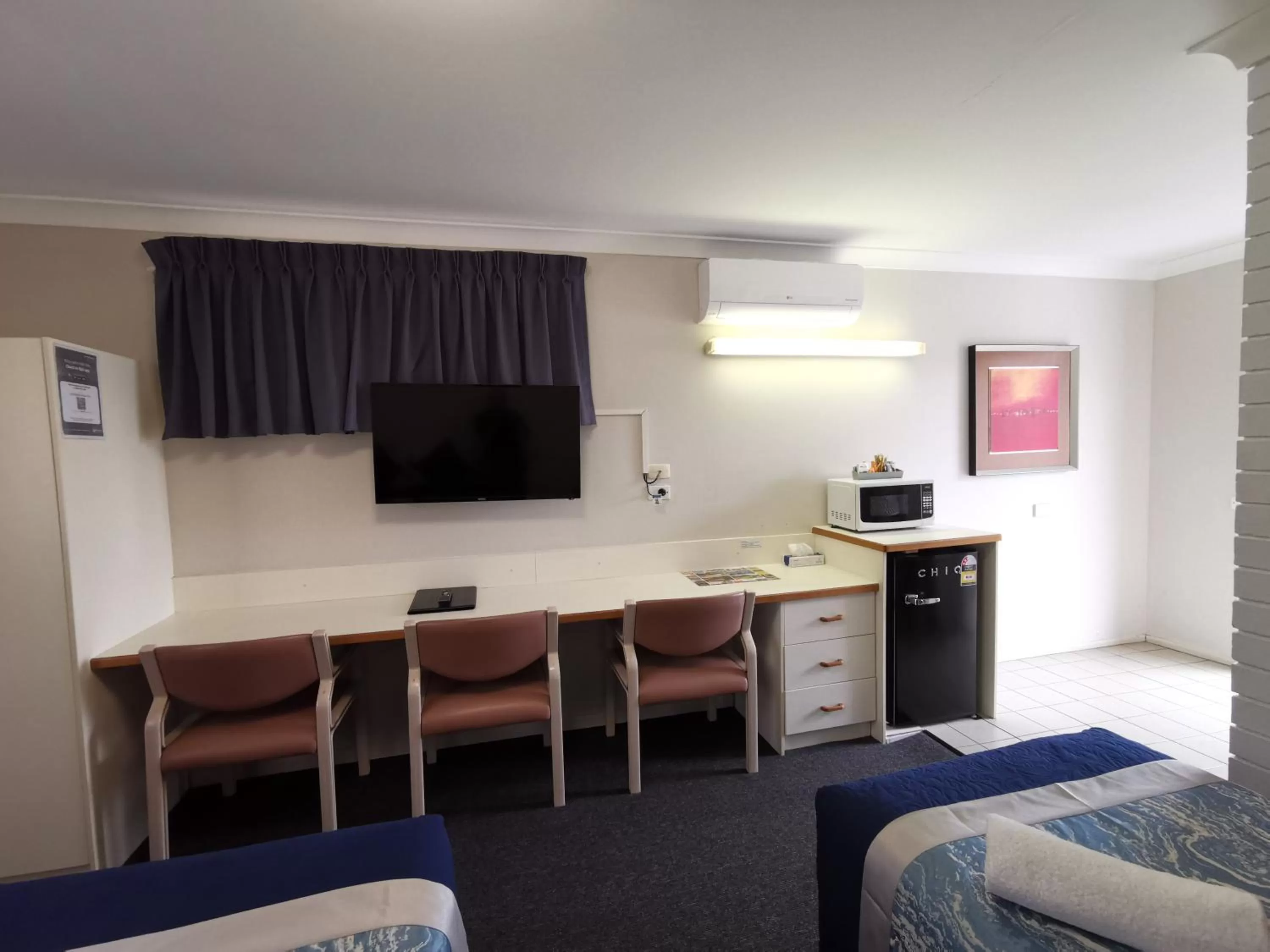 Seating area, Bed in Leichhardt Motor Inn
