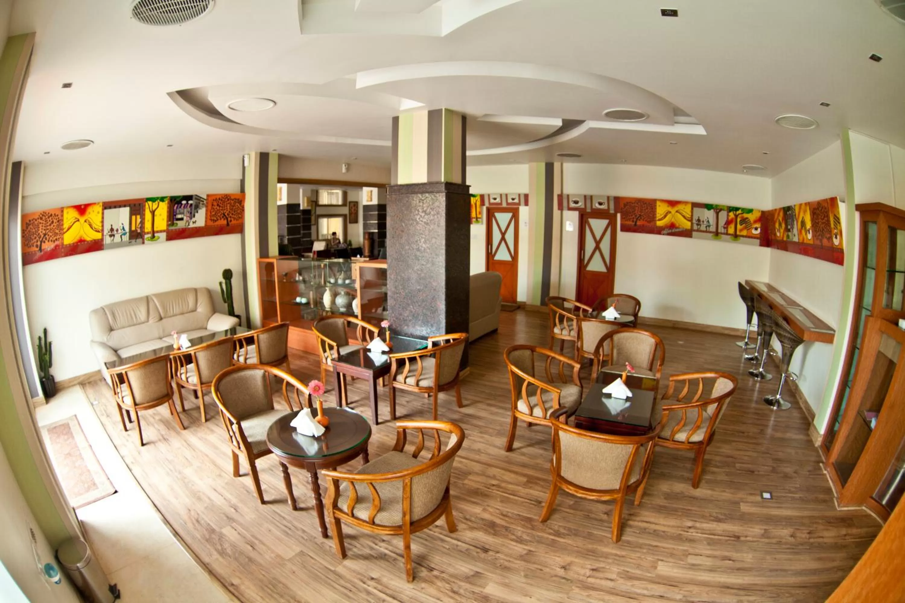 Restaurant/places to eat in Paramount Tower