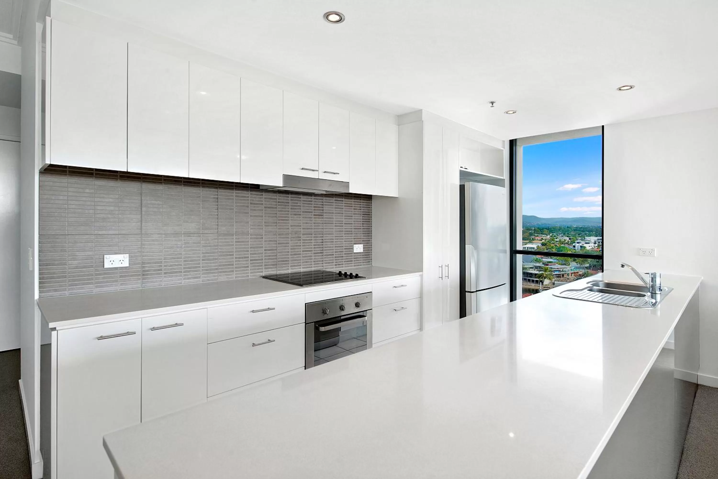 Kitchen or kitchenette in ULTIQA Freshwater Point Resort Broadbeach