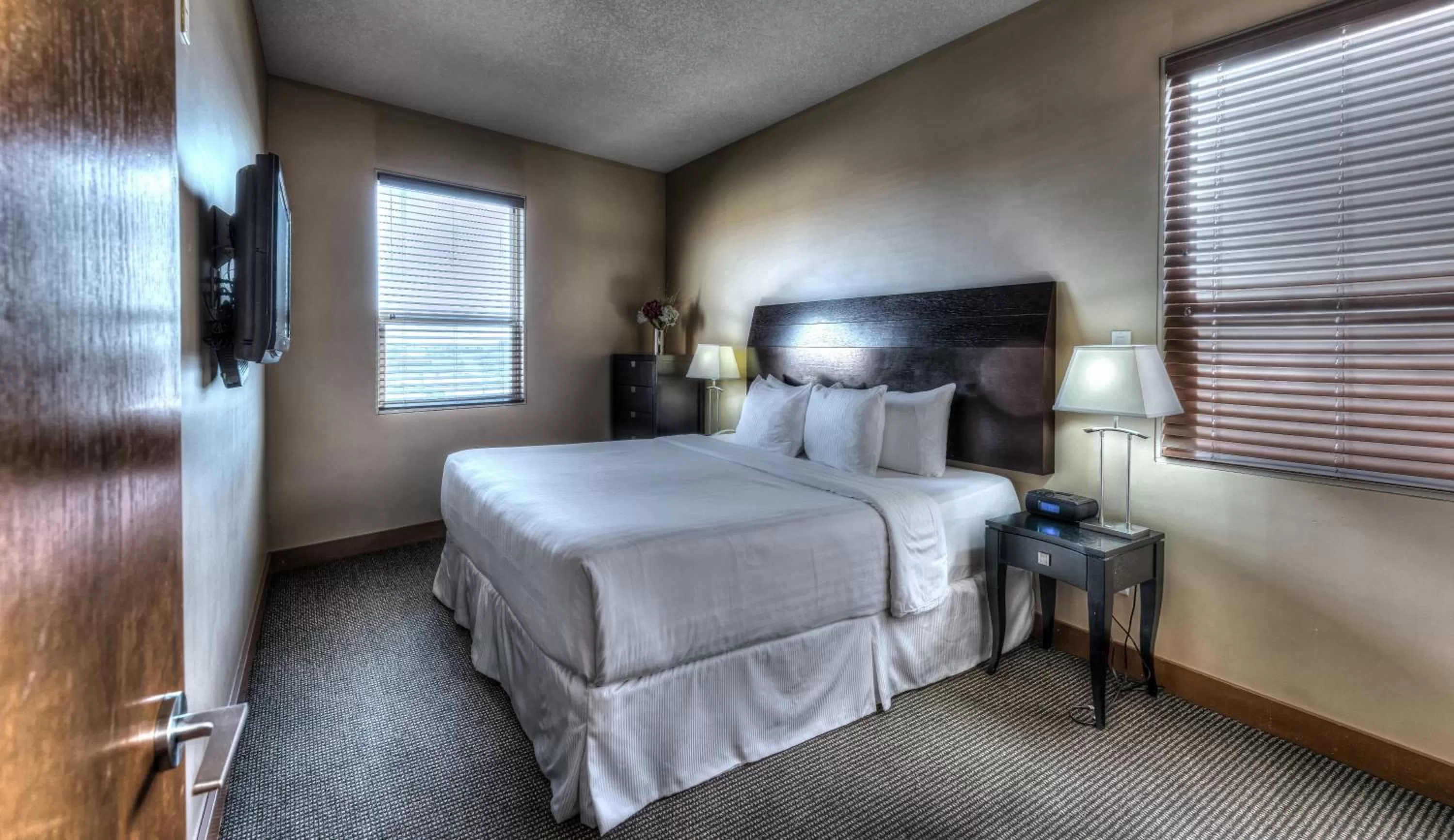 Bed in Podollan Inn & Spa - Grande Prairie
