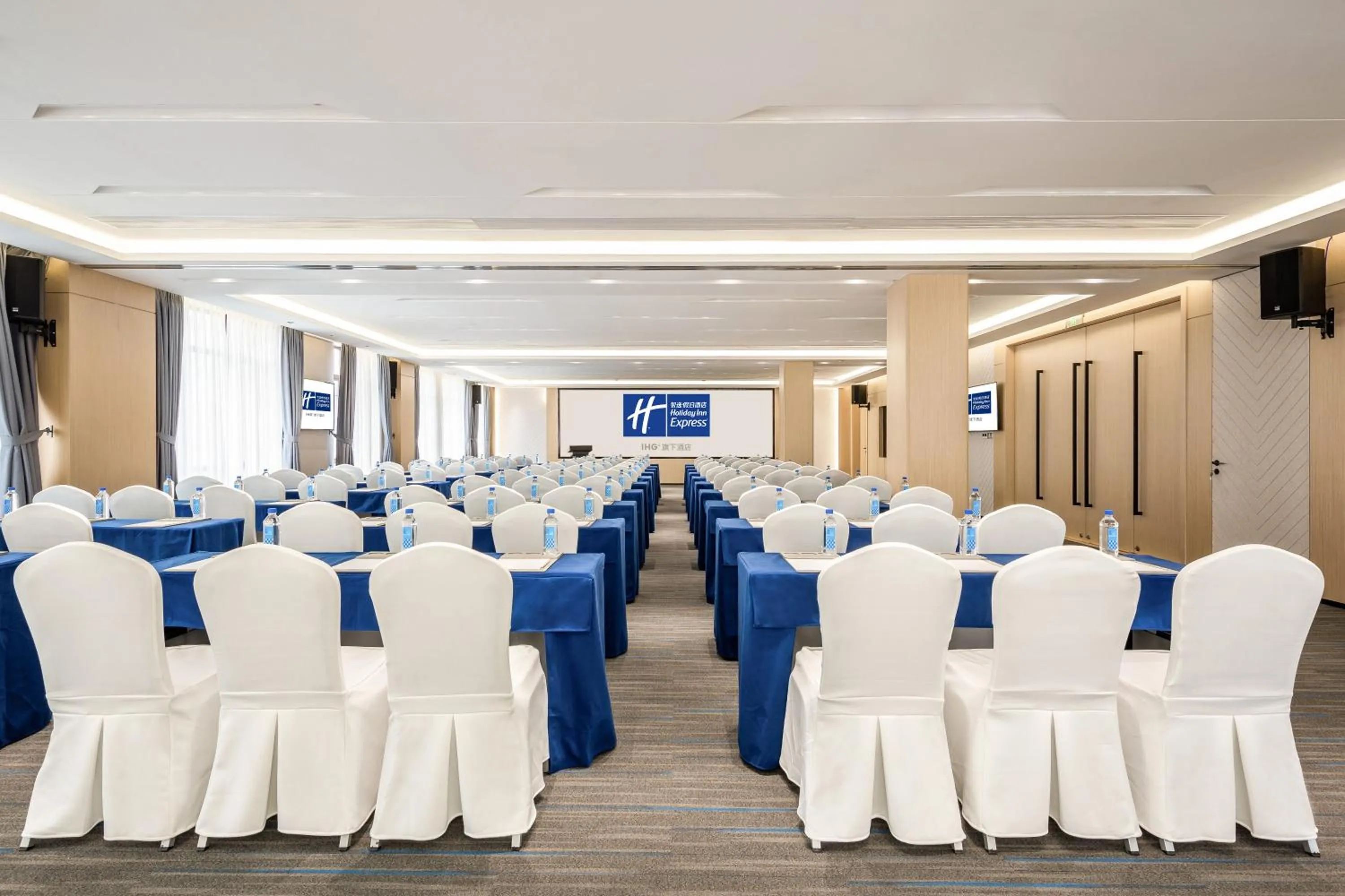 Meeting/conference room in Holiday Inn Express Jinjiang Anhai by IHG