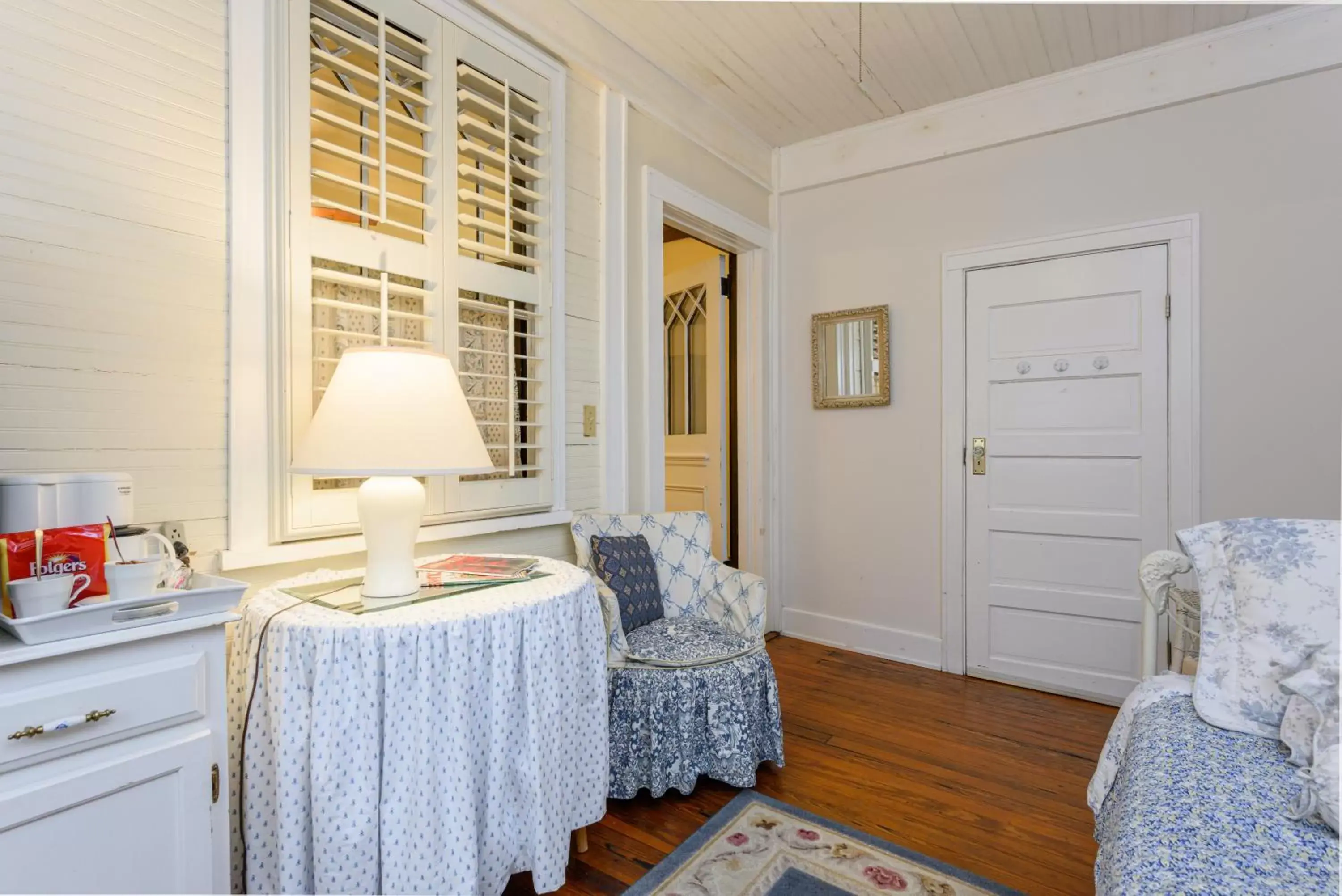 Queen Room # 3 in Oakland Cottage Bed and Breakfast Queen Room # 3 in Oakland Cottage Bed and Breakfast