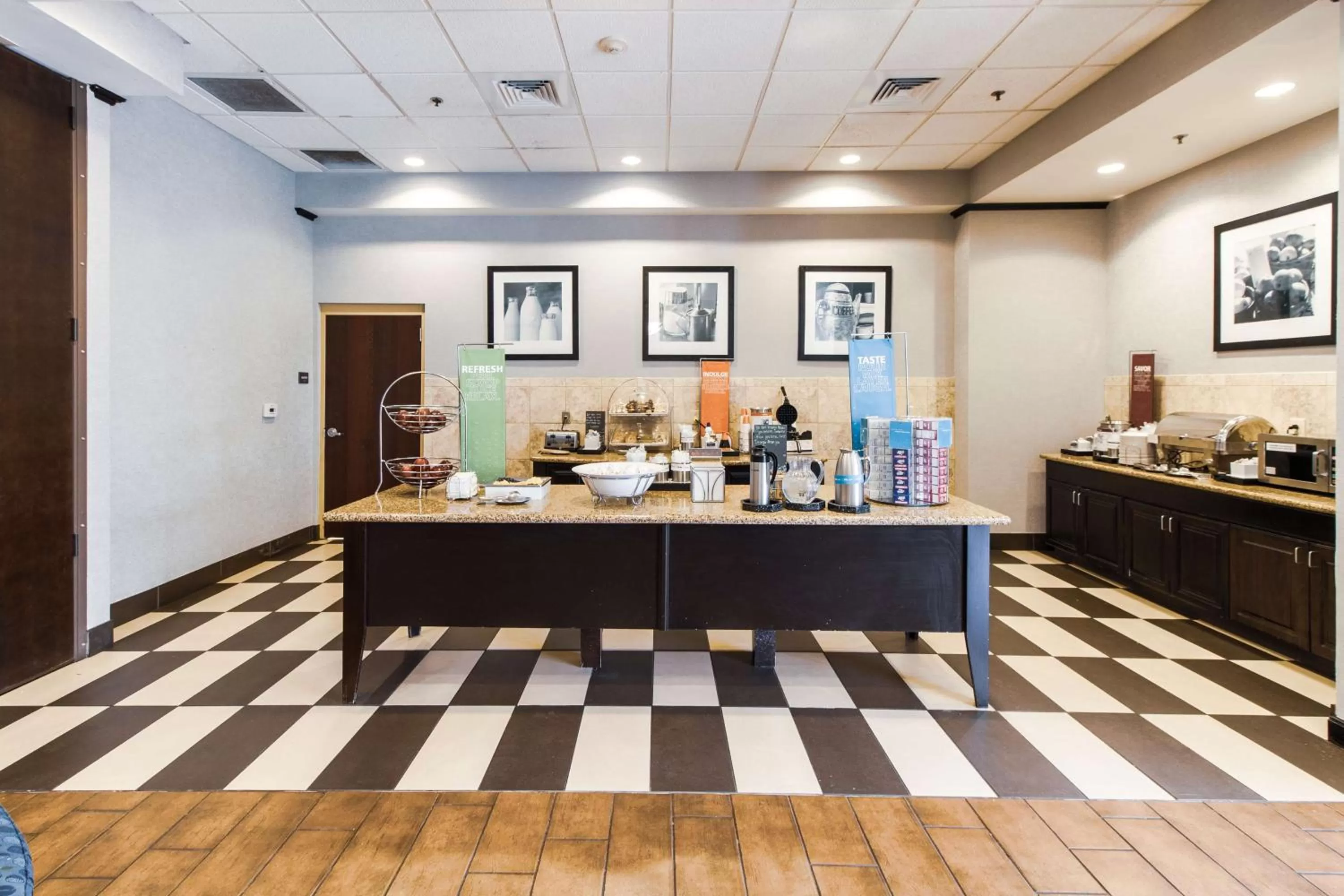 Breakfast in Hampton Inn & Suites Huntsville Hampton Cove