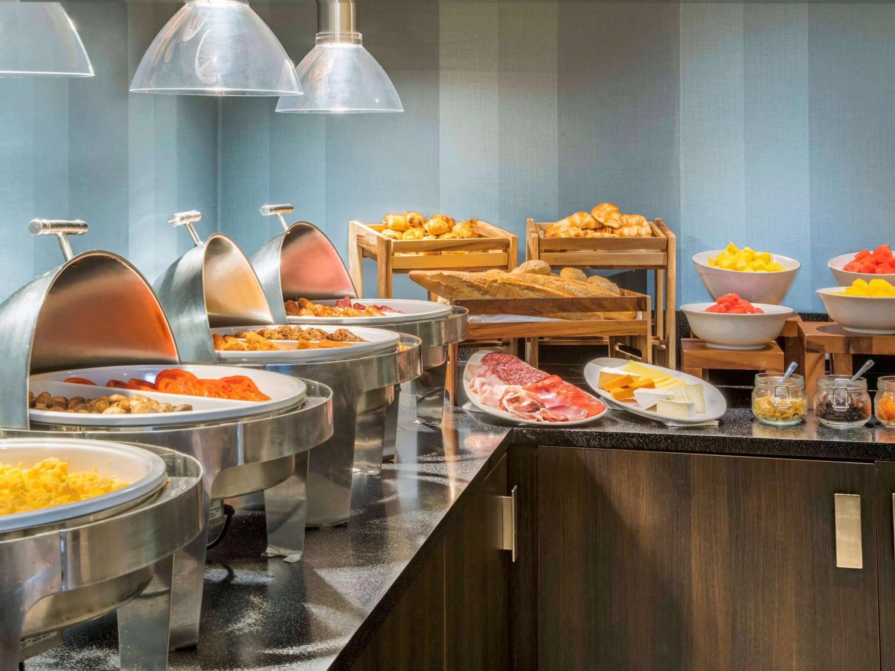 Restaurant/places to eat in Mercure London Heathrow Airport