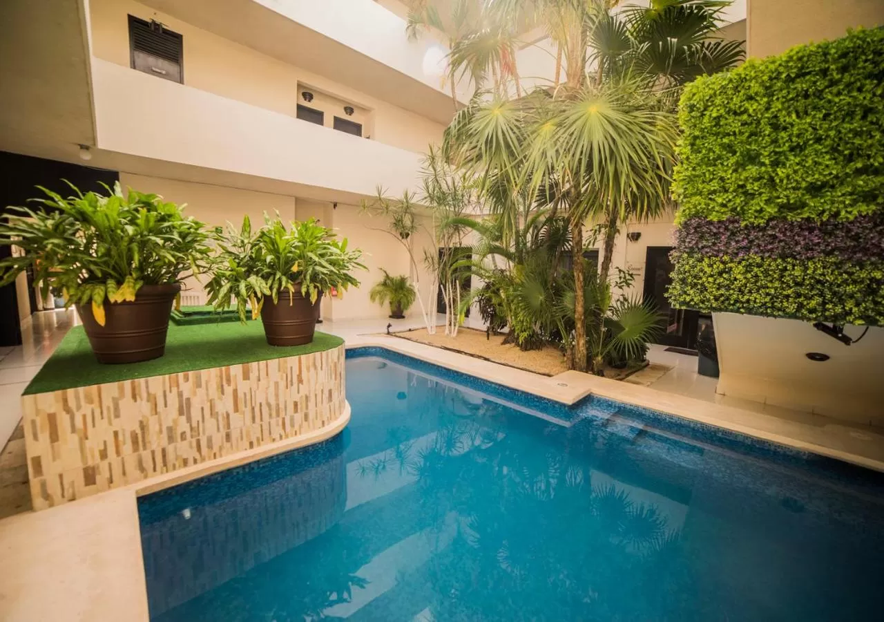 Swimming pool in Hotel Marlon