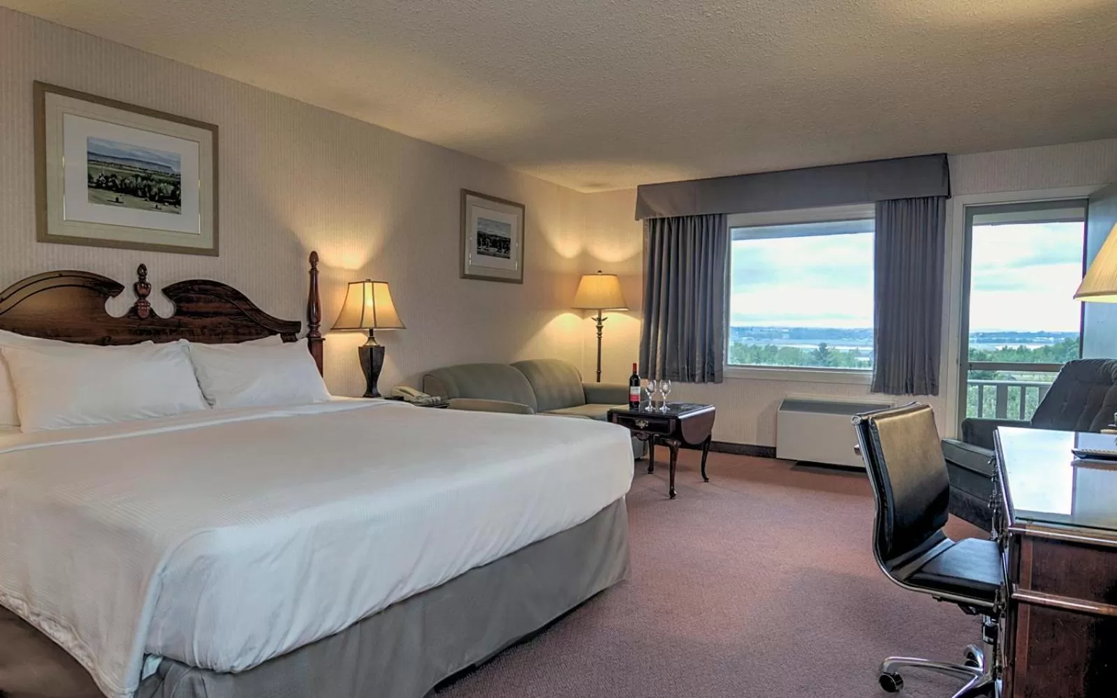 Bed in Old Orchard Inn