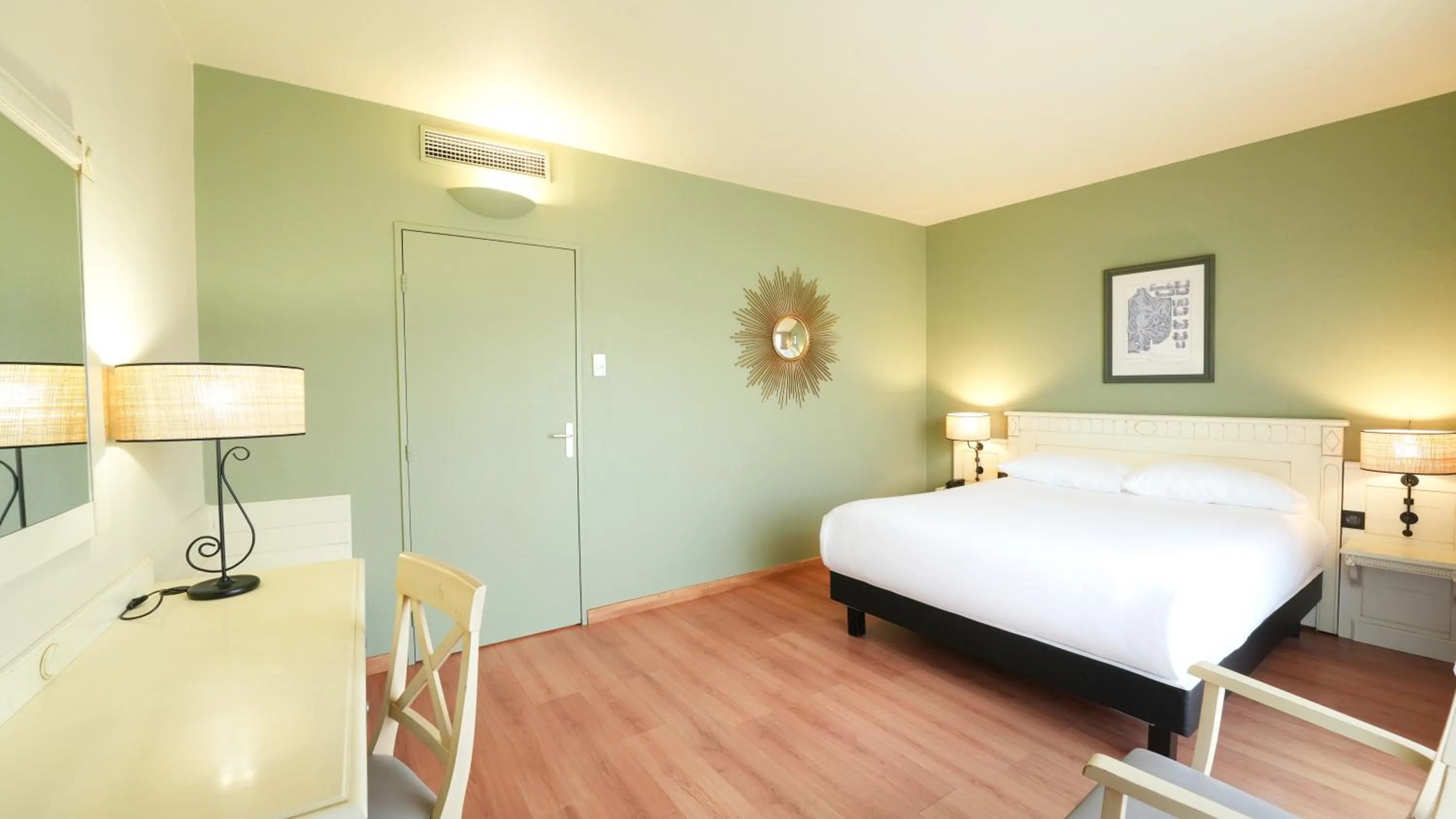 Photo of the whole room, Bed in Hôtel Mount Venturi - Aix-En-Provence Sainte-Victoire - Bar & Restaurant & Padel