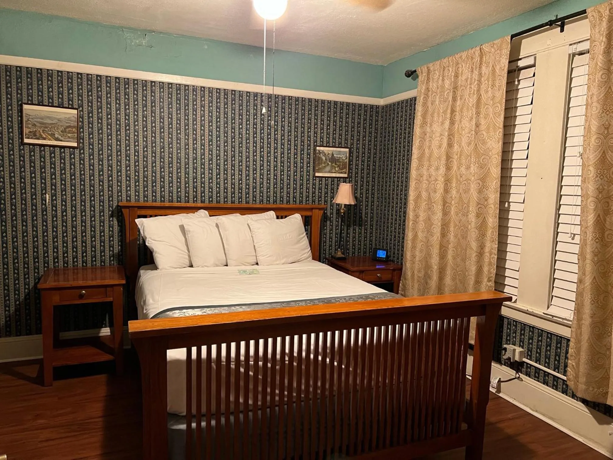 Bedroom in Americas Best Value Inn Royal Carriage