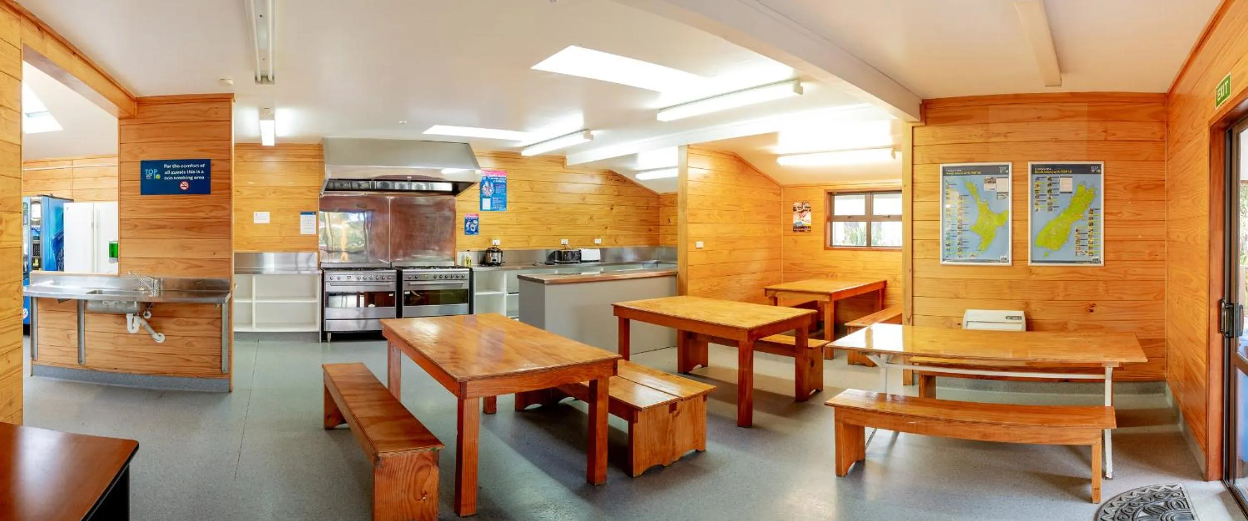 Dining area in Wellington TOP 10 Holiday Park