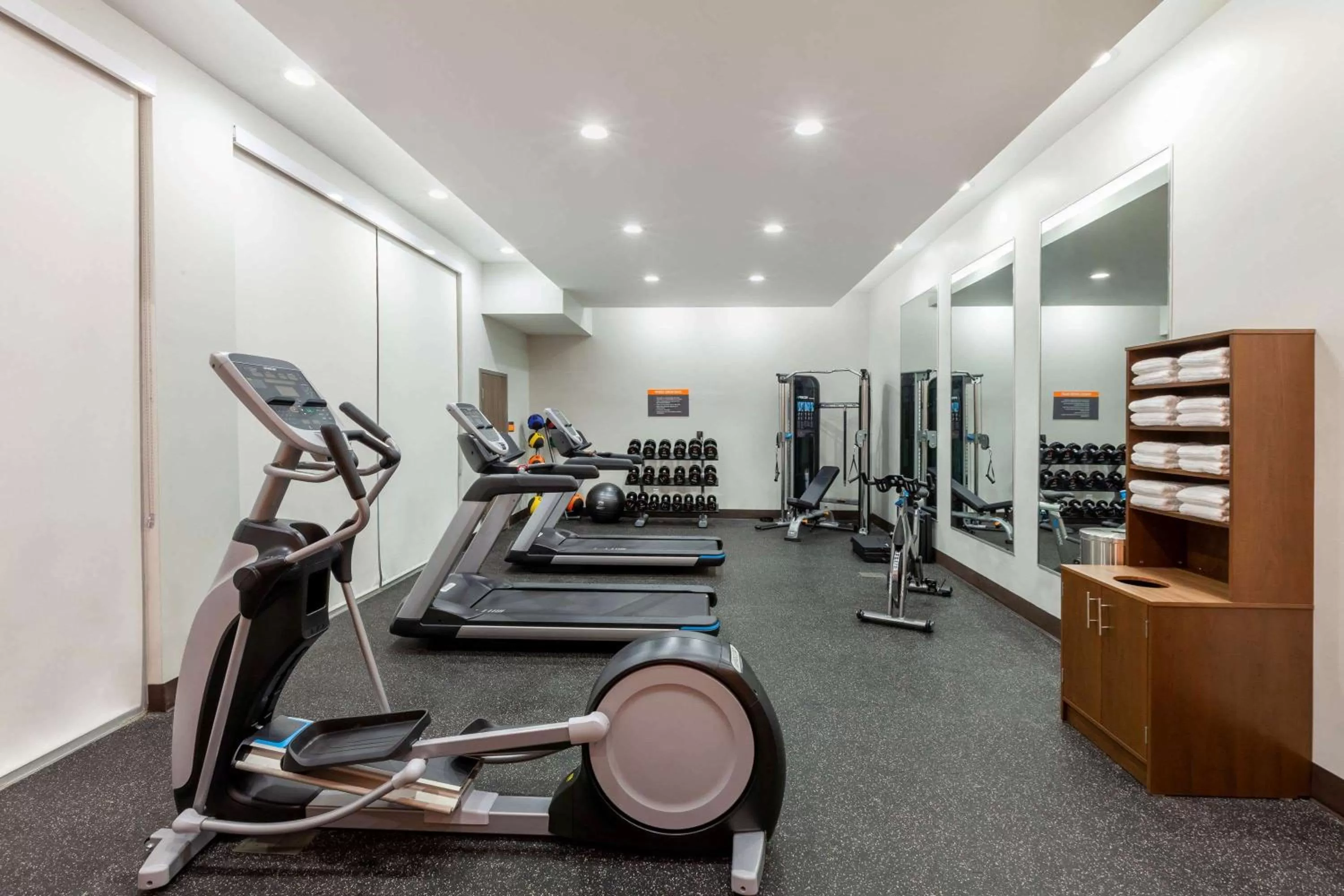Fitness centre/facilities in La Quinta Inn & Suites by Wyndham Lafayette Oil Center