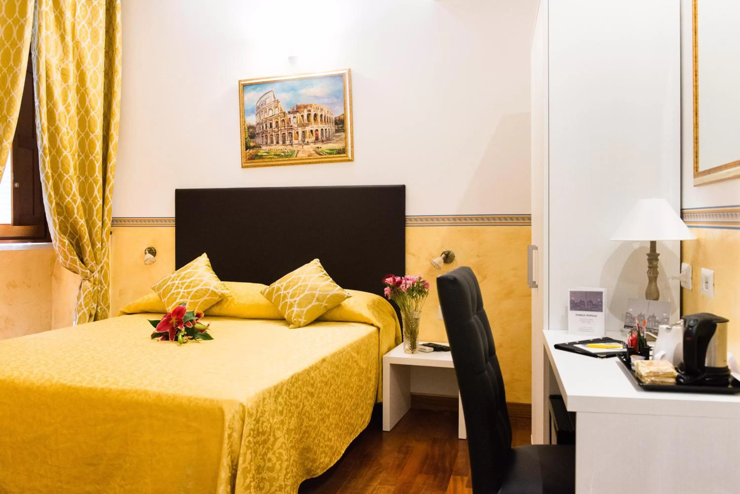 Photo of the whole room, Bed in Domus Popolo