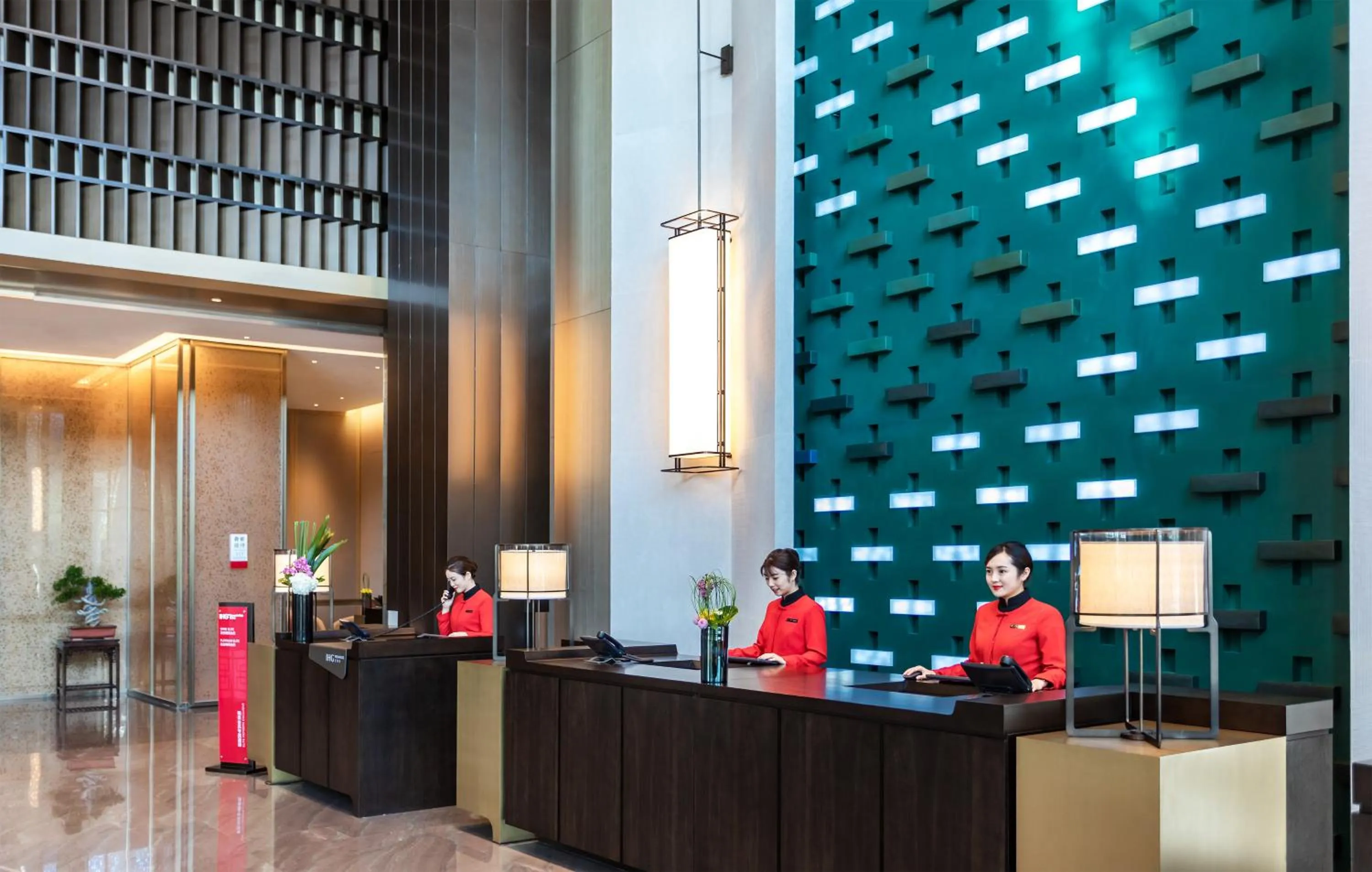 Lobby or reception in HUALUXE Xi'an Chanba by IHG