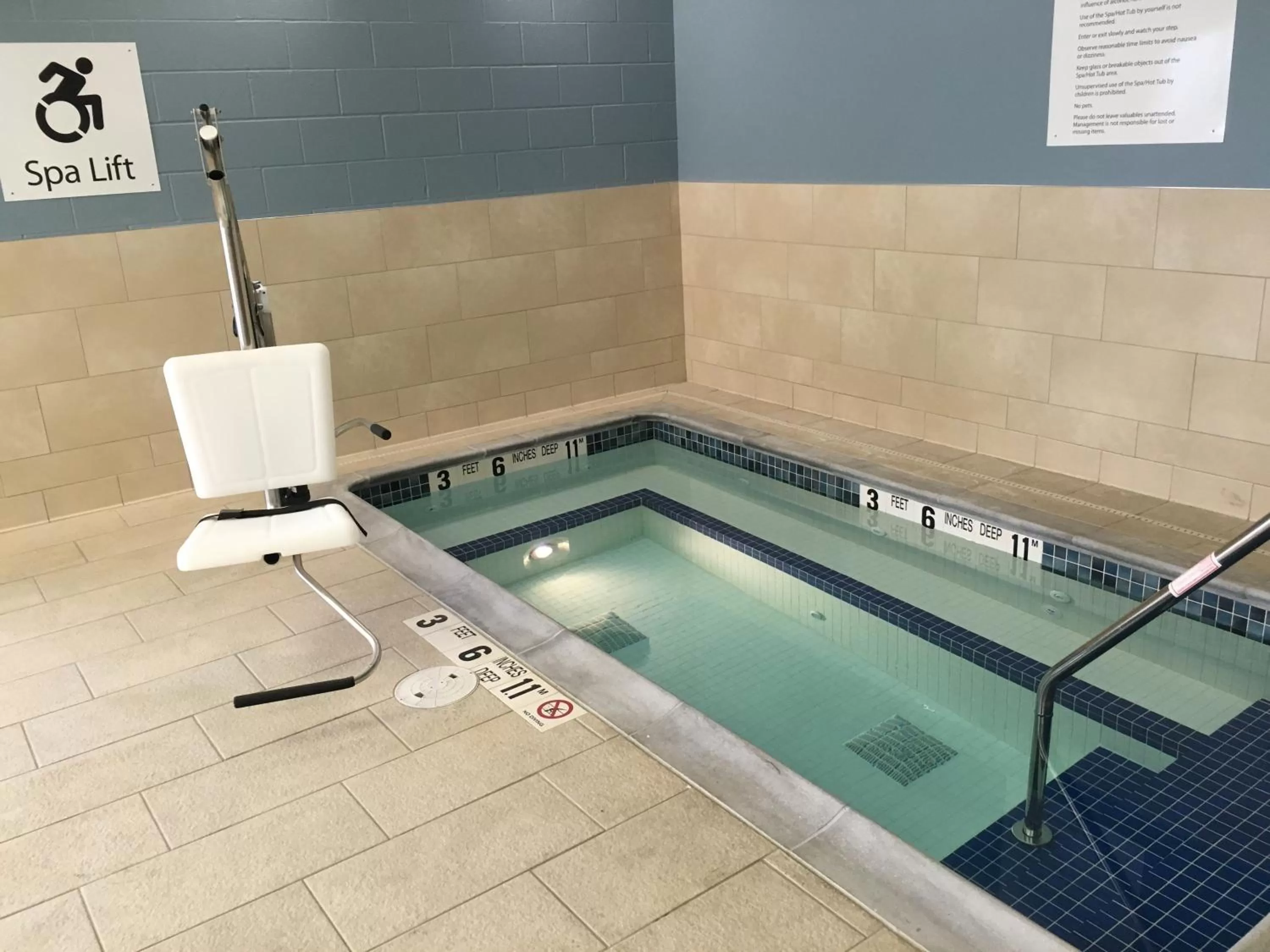 Swimming pool in Holiday Inn Express & Suites Oswego by IHG
