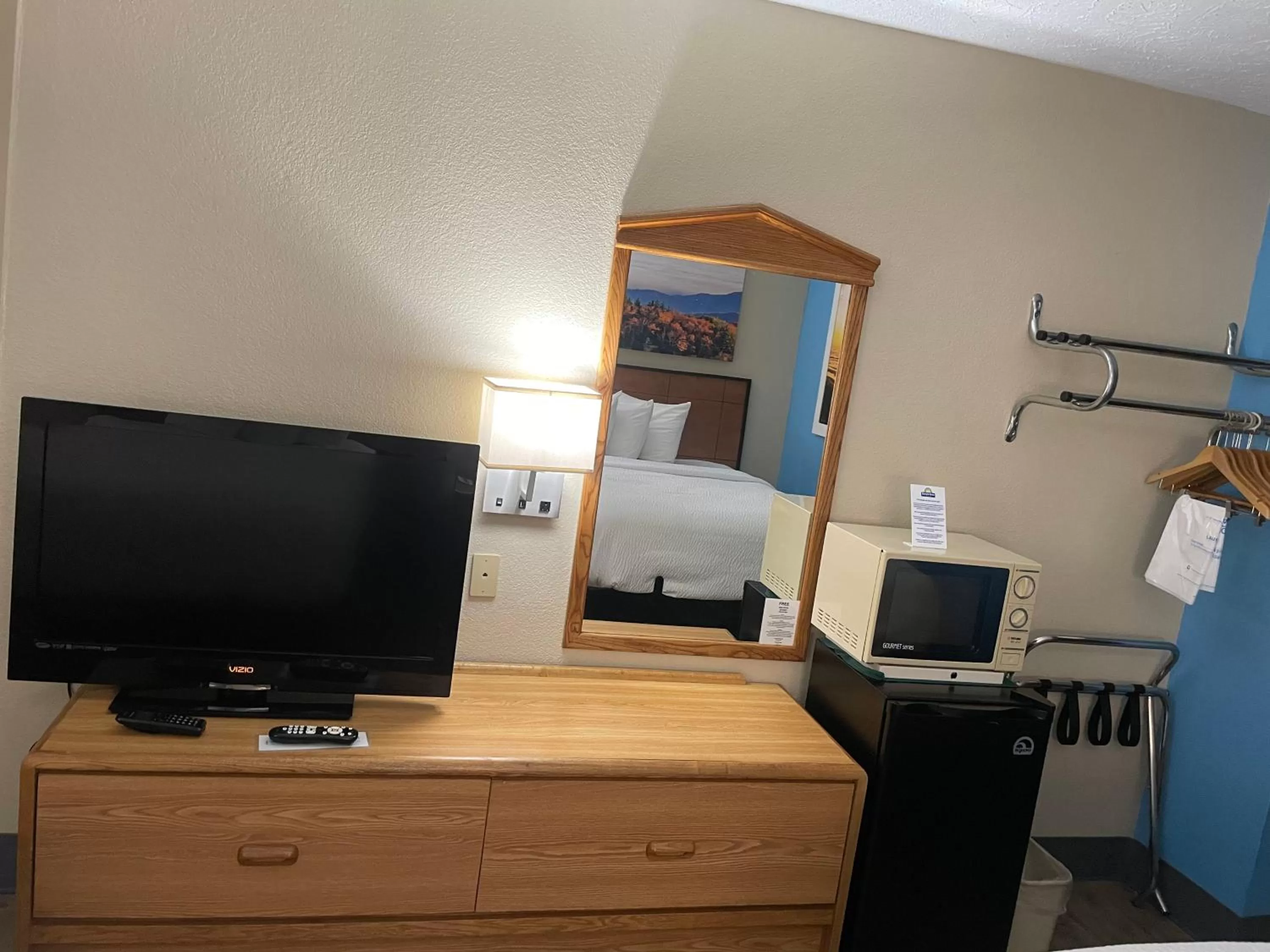 TV and multimedia in Days Inn by Wyndham Lexington