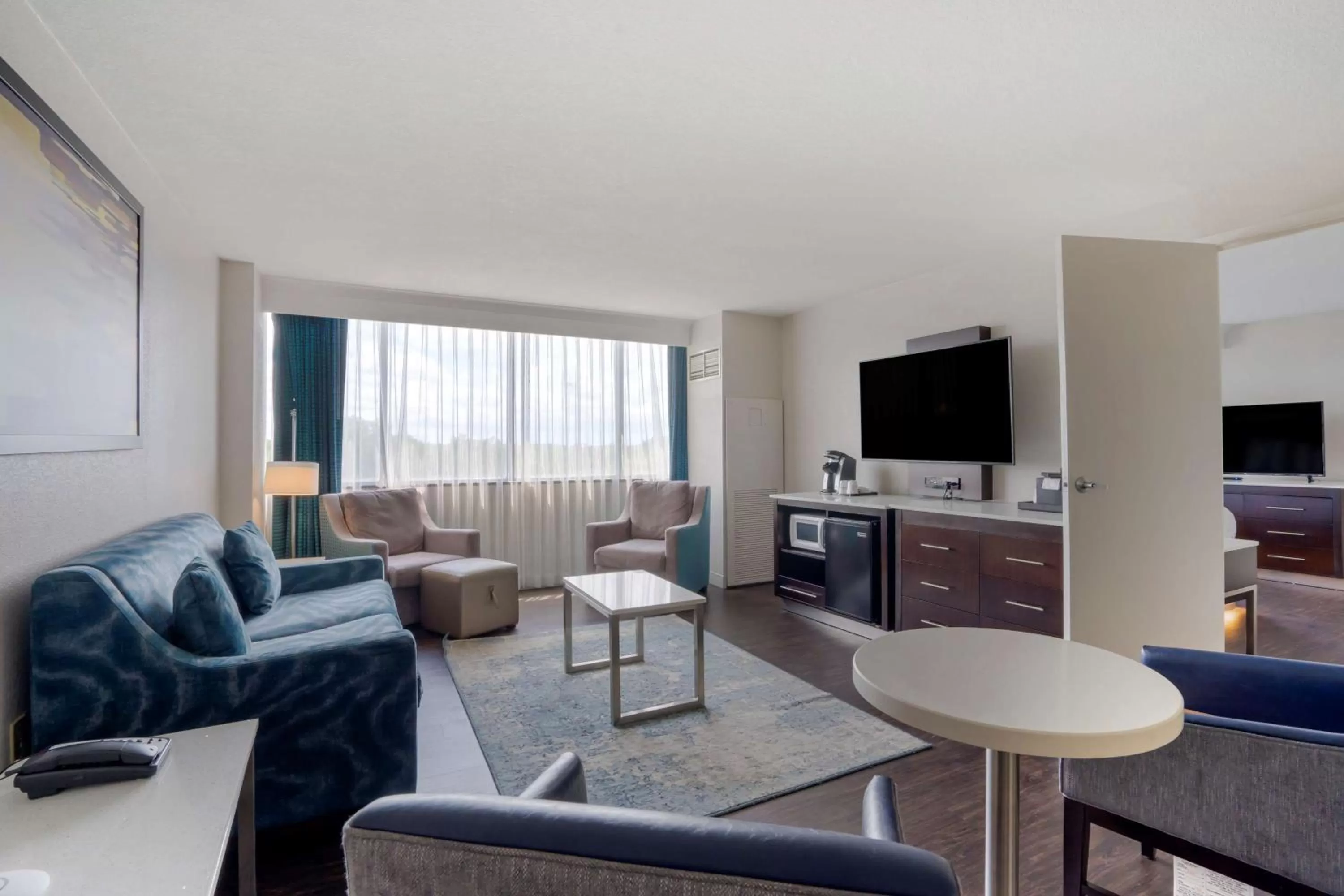 King Suite with Separate Bedroom in Premier Jacksonville Deerwood Hotel