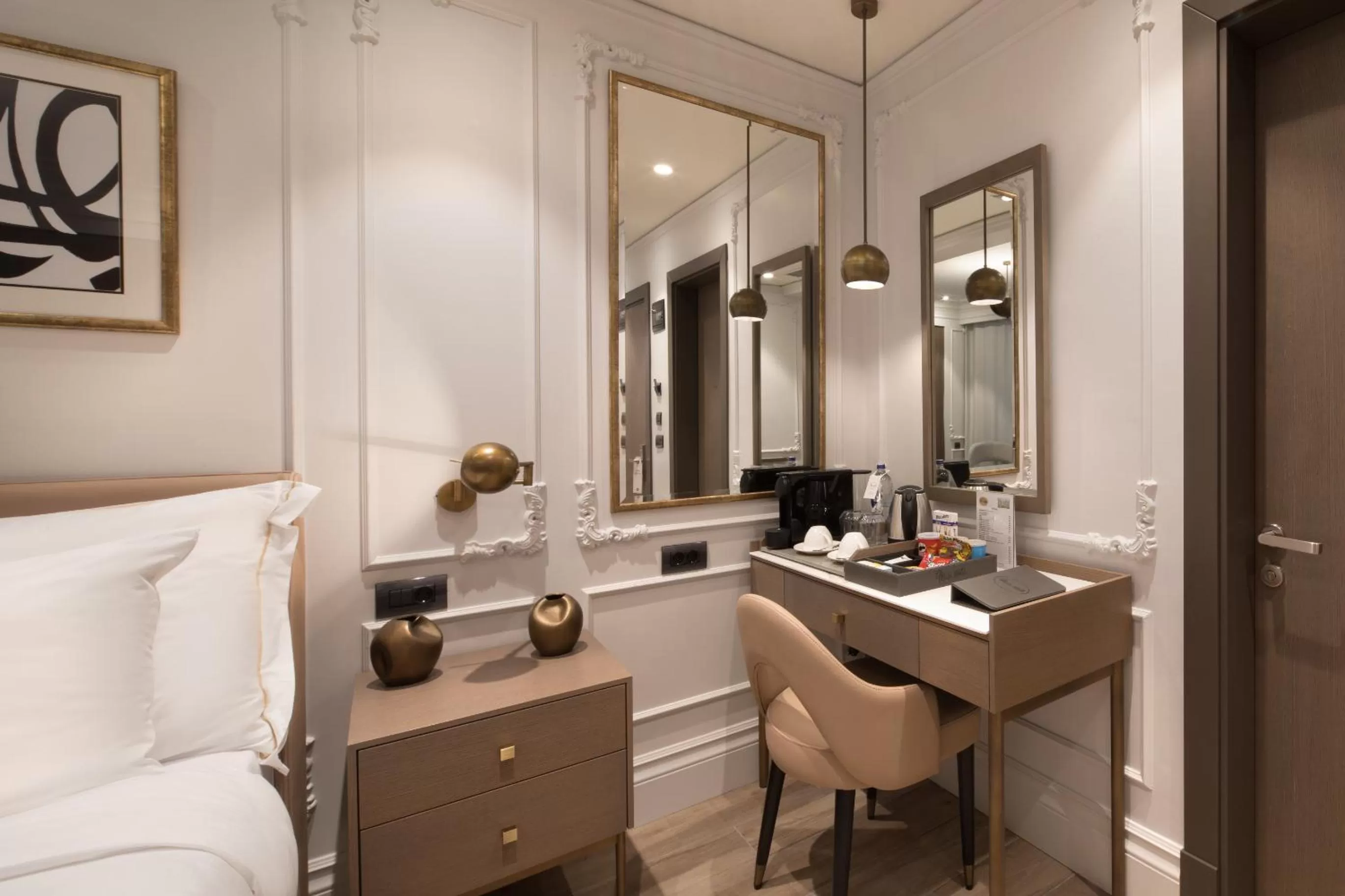 Coffee/tea facilities in Mula Hotel