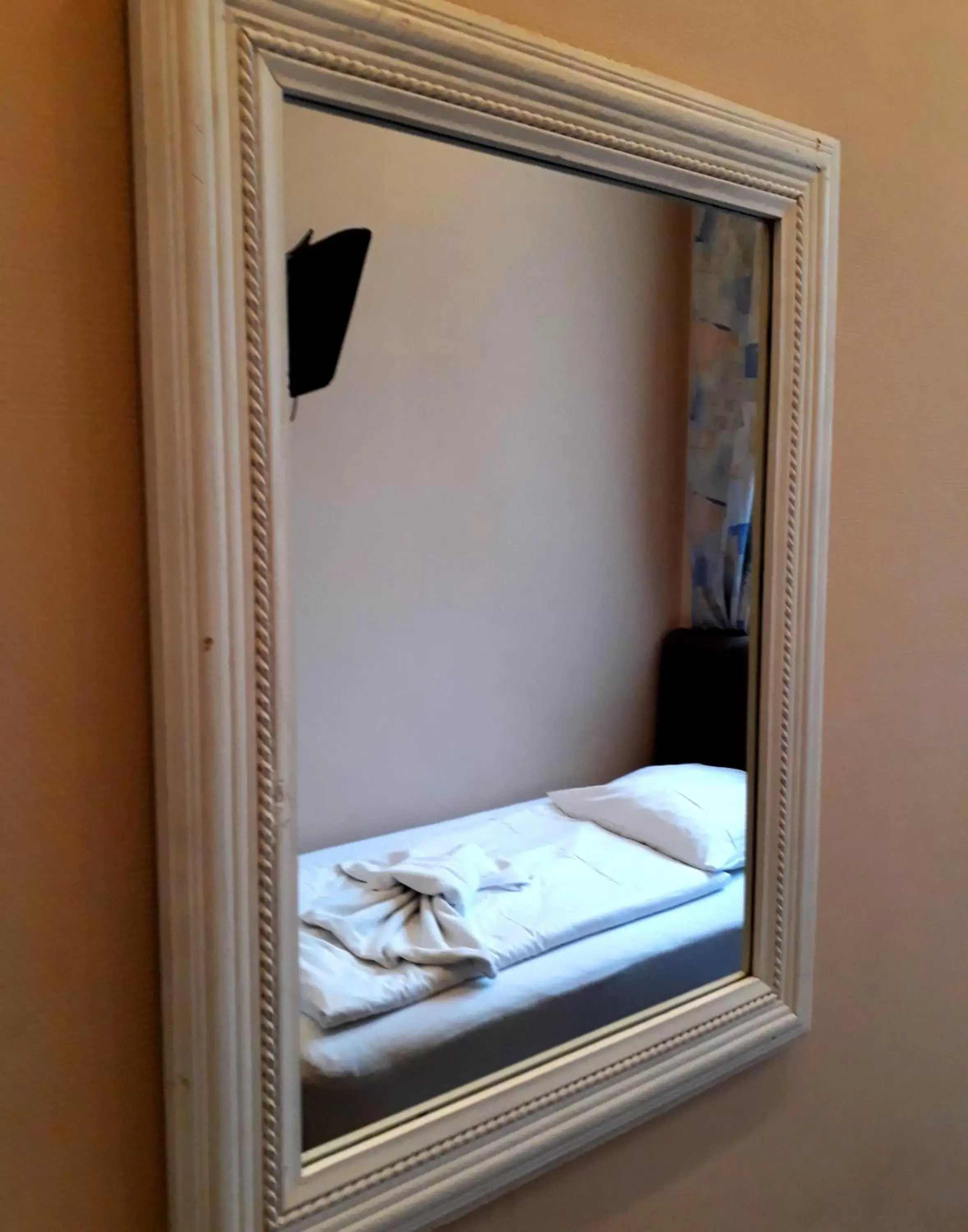 Economy Single Room with Shared Bathroom in Hotel BELLEVUE am Kurfürstendamm Economy Single Room with Shared Bathroom in Hotel BELLEVUE am Kurfürstendamm