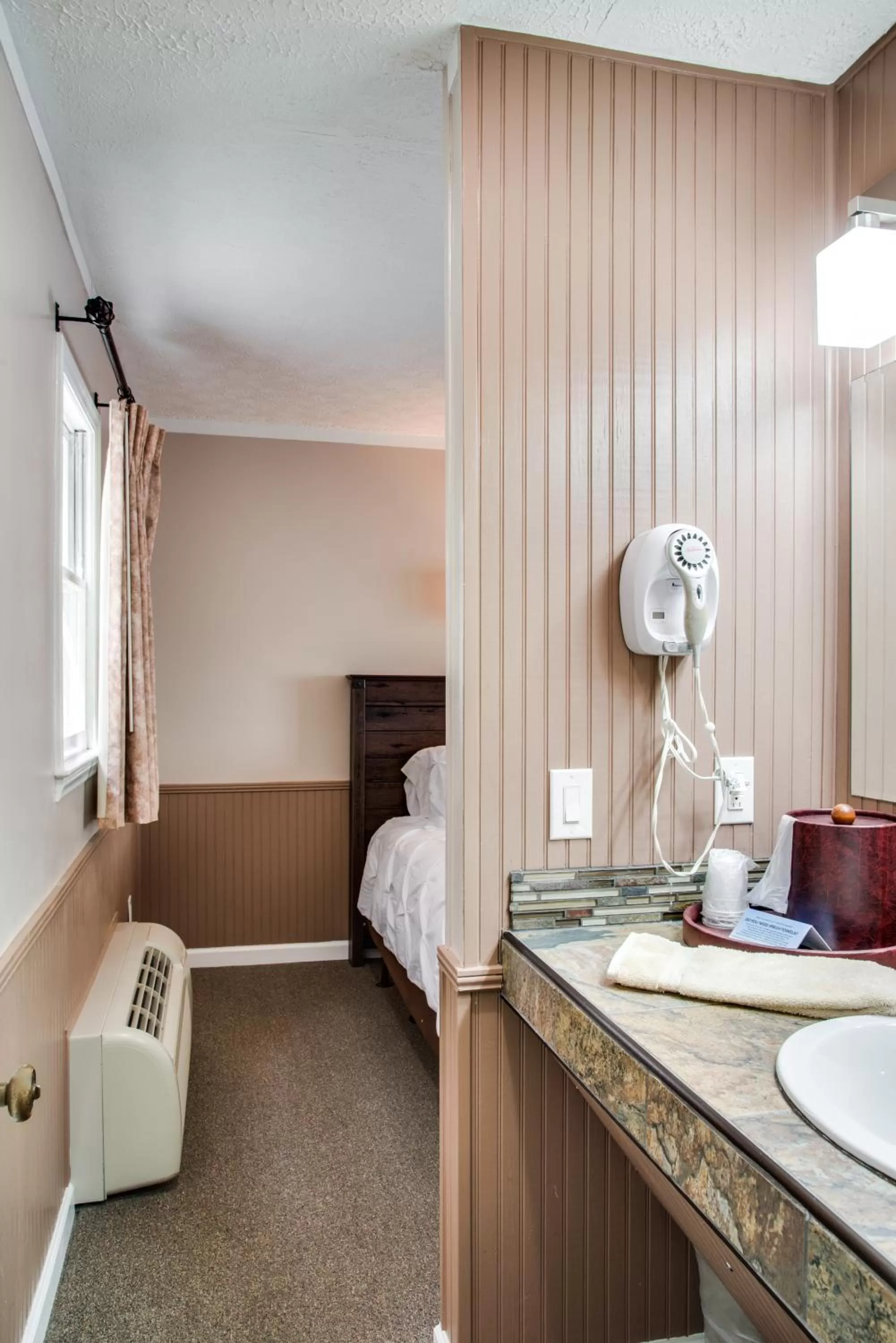 Bed in Boxwood Lodge Blowing Rock near Boone-University