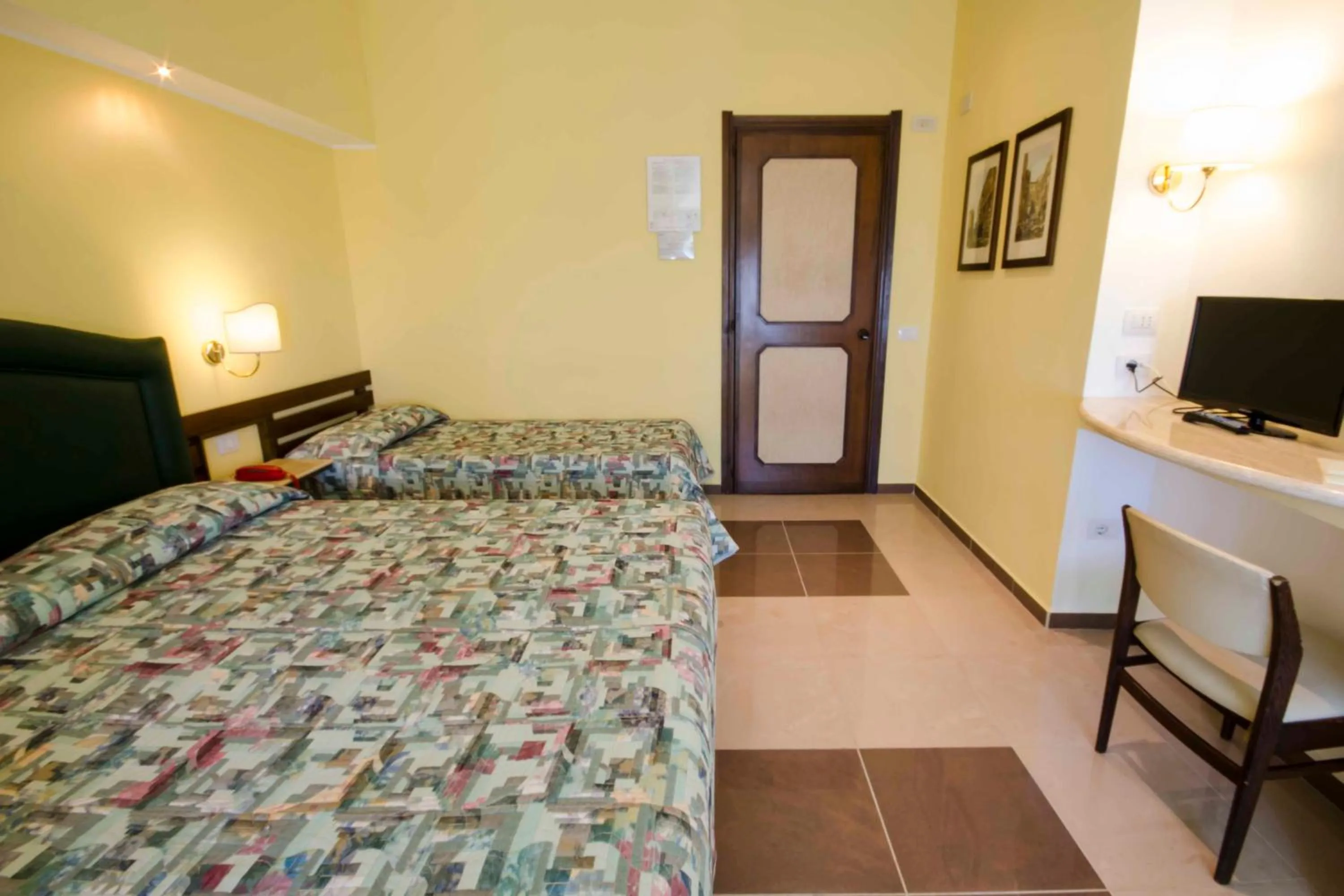 Photo of the whole room, Bed in Hotel Tarconte