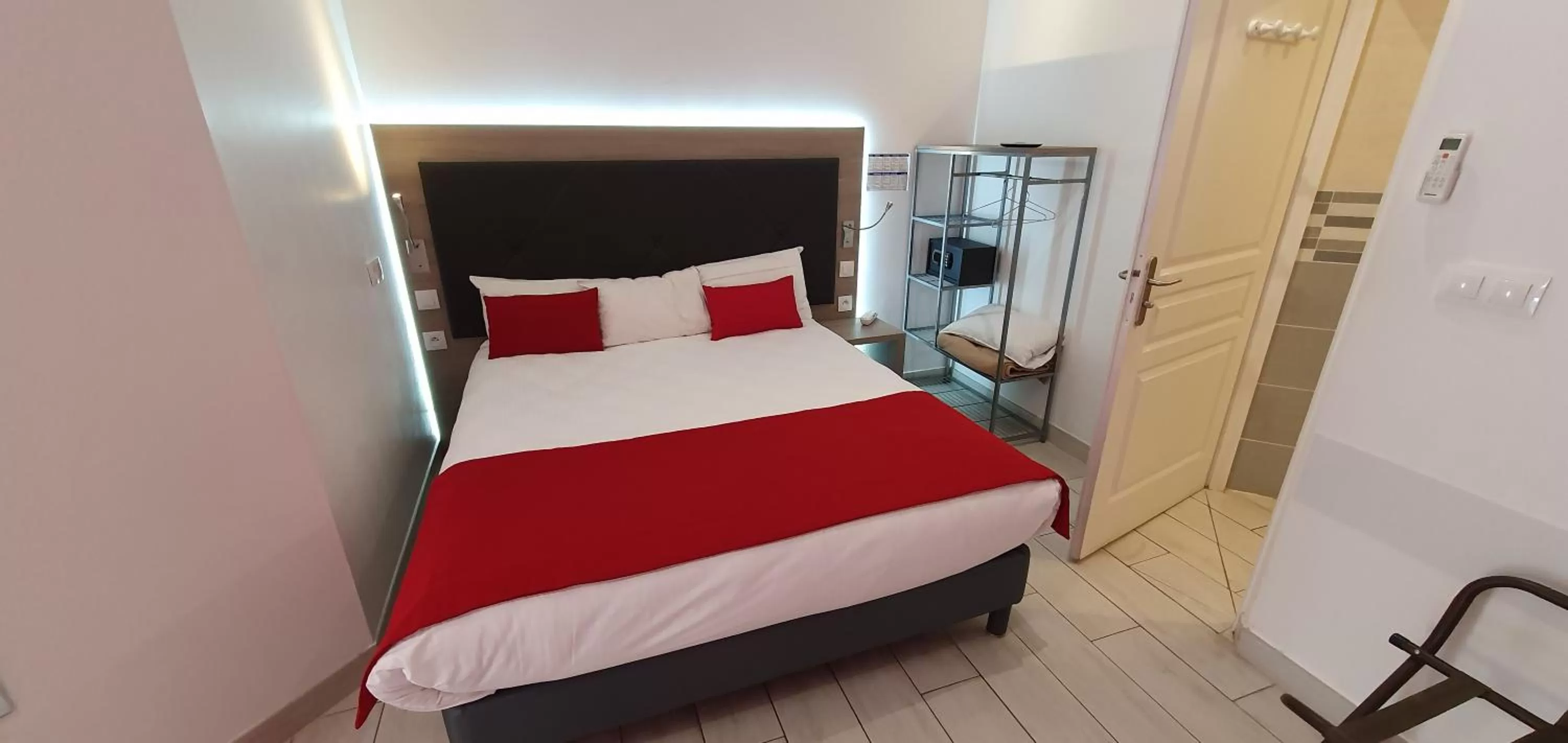 Photo of the whole room, Bed in Hôtel Port Beach