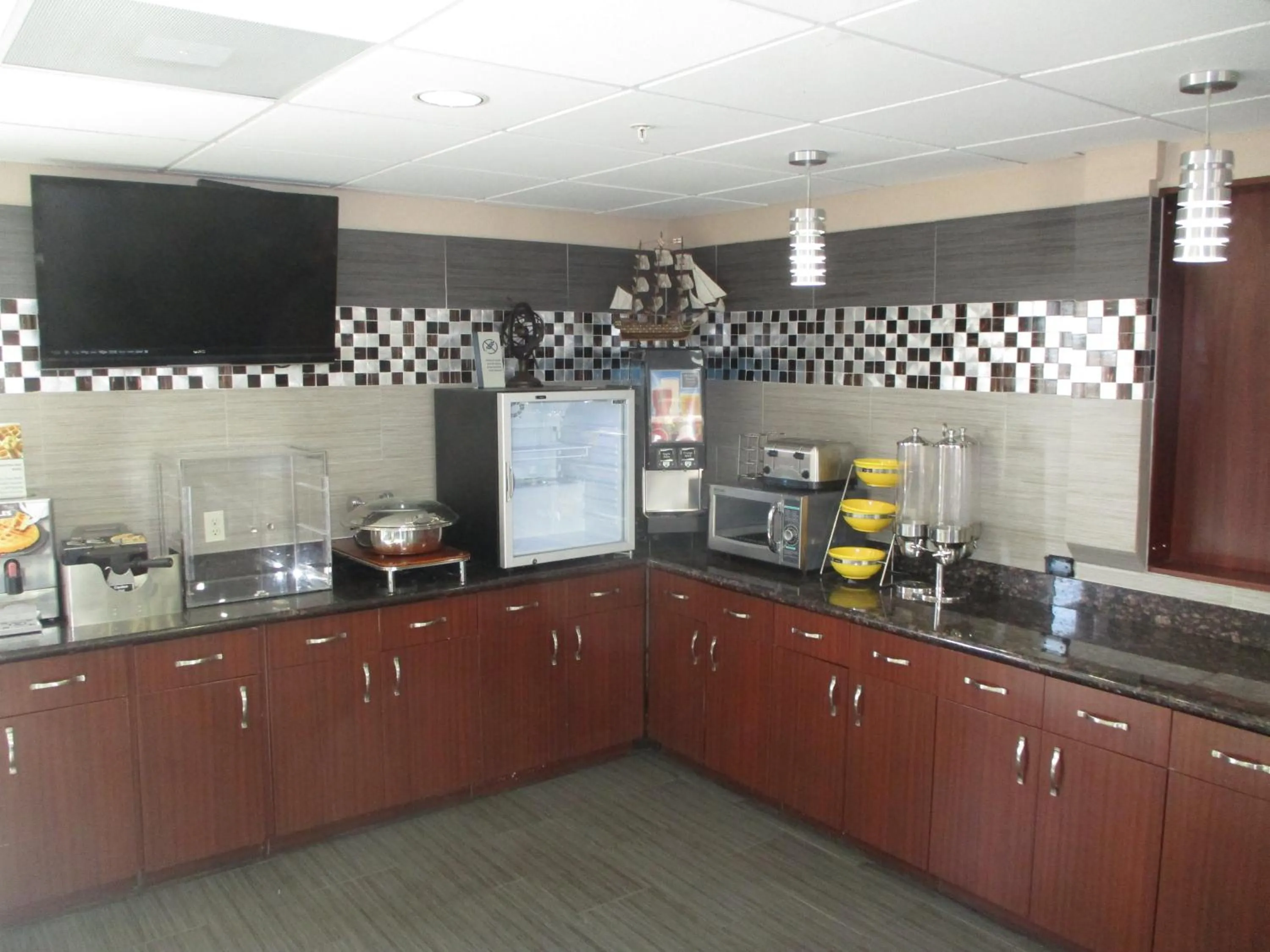 Breakfast in Days Inn & Suites by Wyndham Sam Houston Tollway