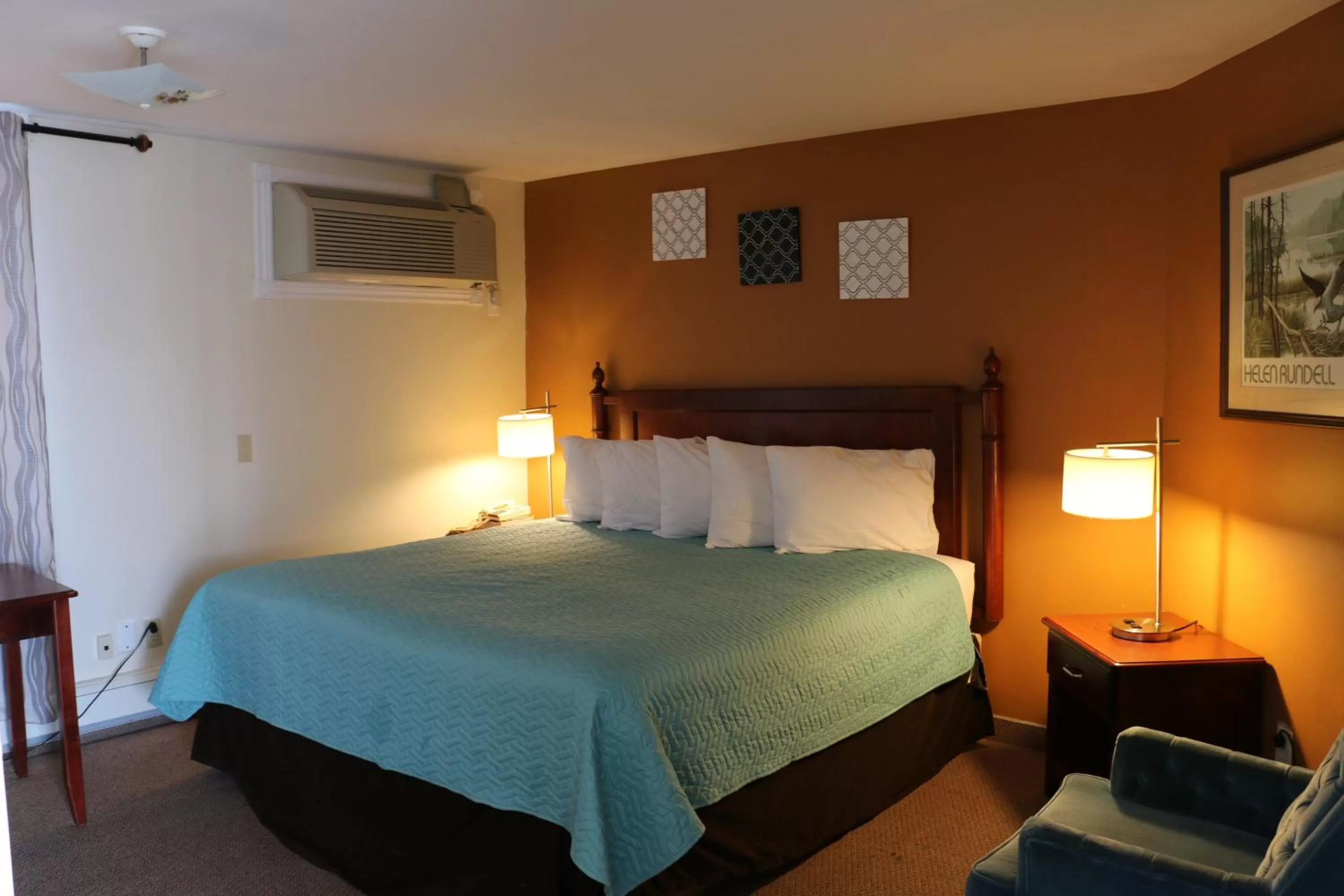 Bedroom in Midtown Motel & Suites