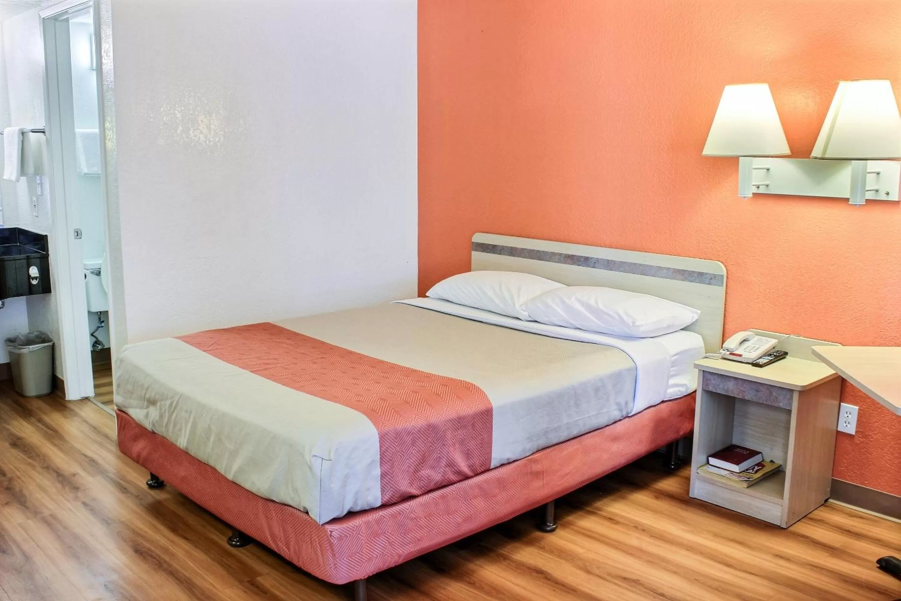 TV and multimedia, Bed in Motel 6-Coalinga, CA - East