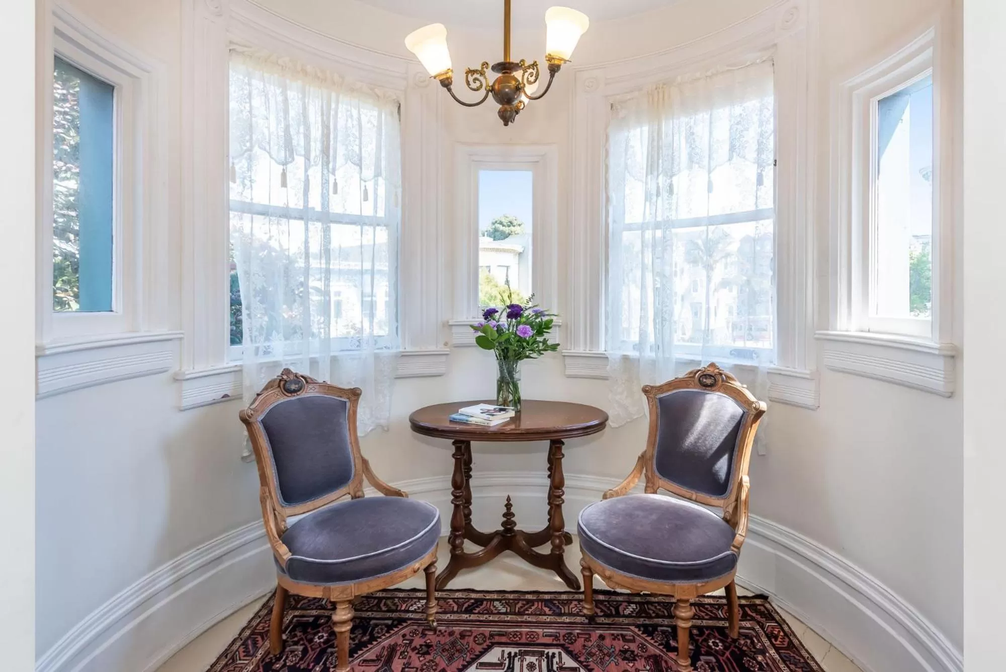 Seating area in Chateau Tivoli Bed and Breakfast
