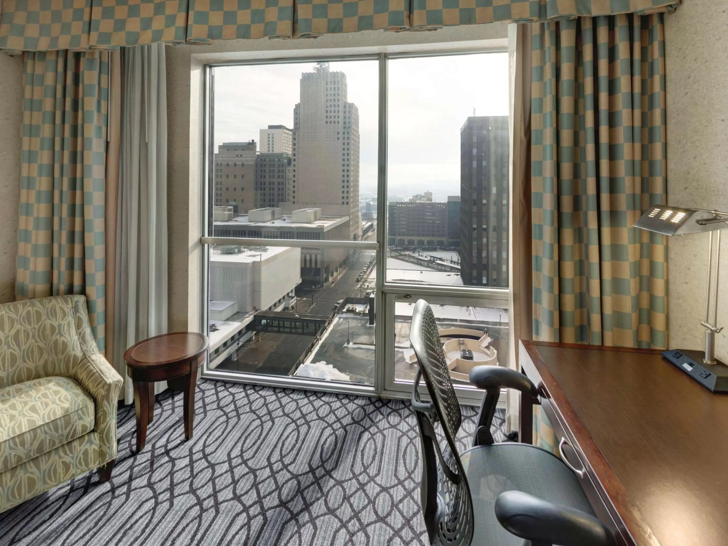 Bedroom, Bed in DoubleTree by Hilton St Paul Downtown