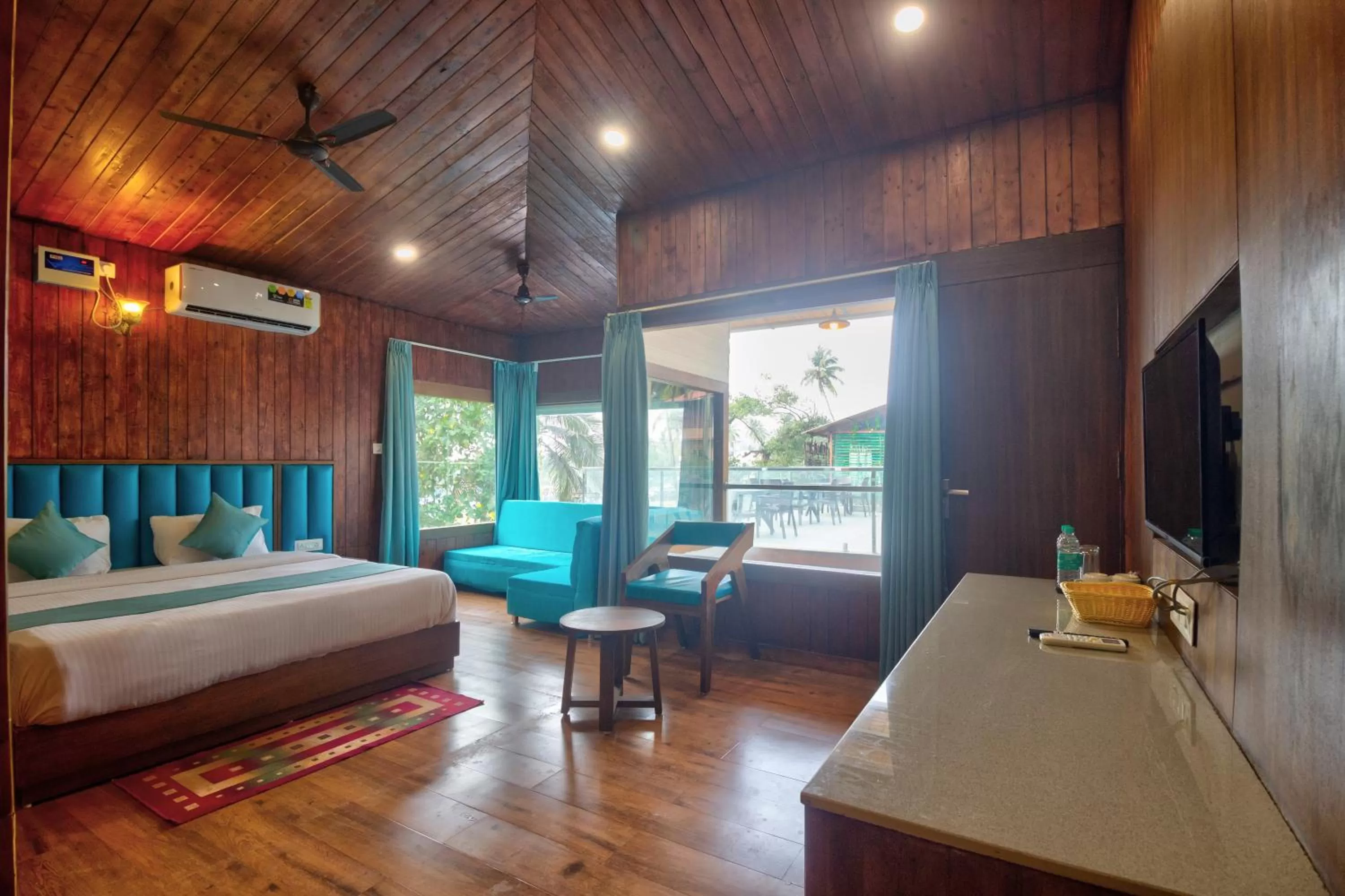 View (from property/room), Bed in Oceano Beach Resort