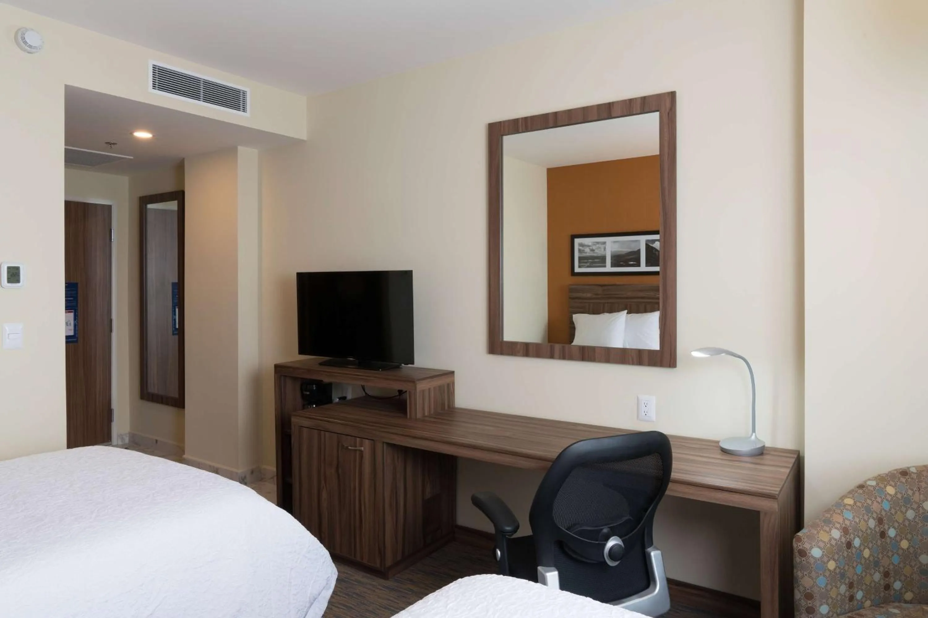 Bedroom, Bed in Hampton Inn by Hilton Irapuato