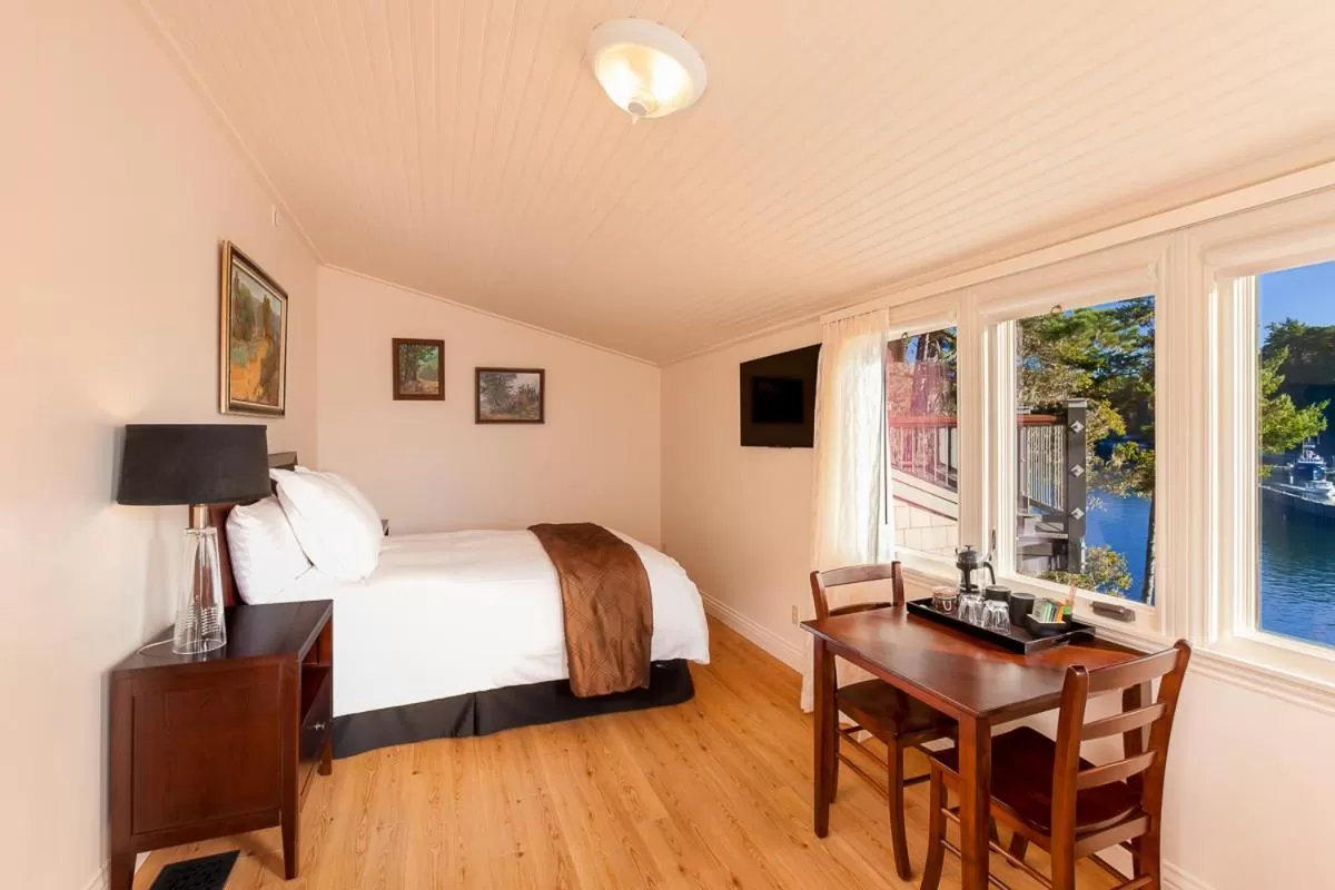 Photo of the whole room, Bed in Noyo Harbor Inn