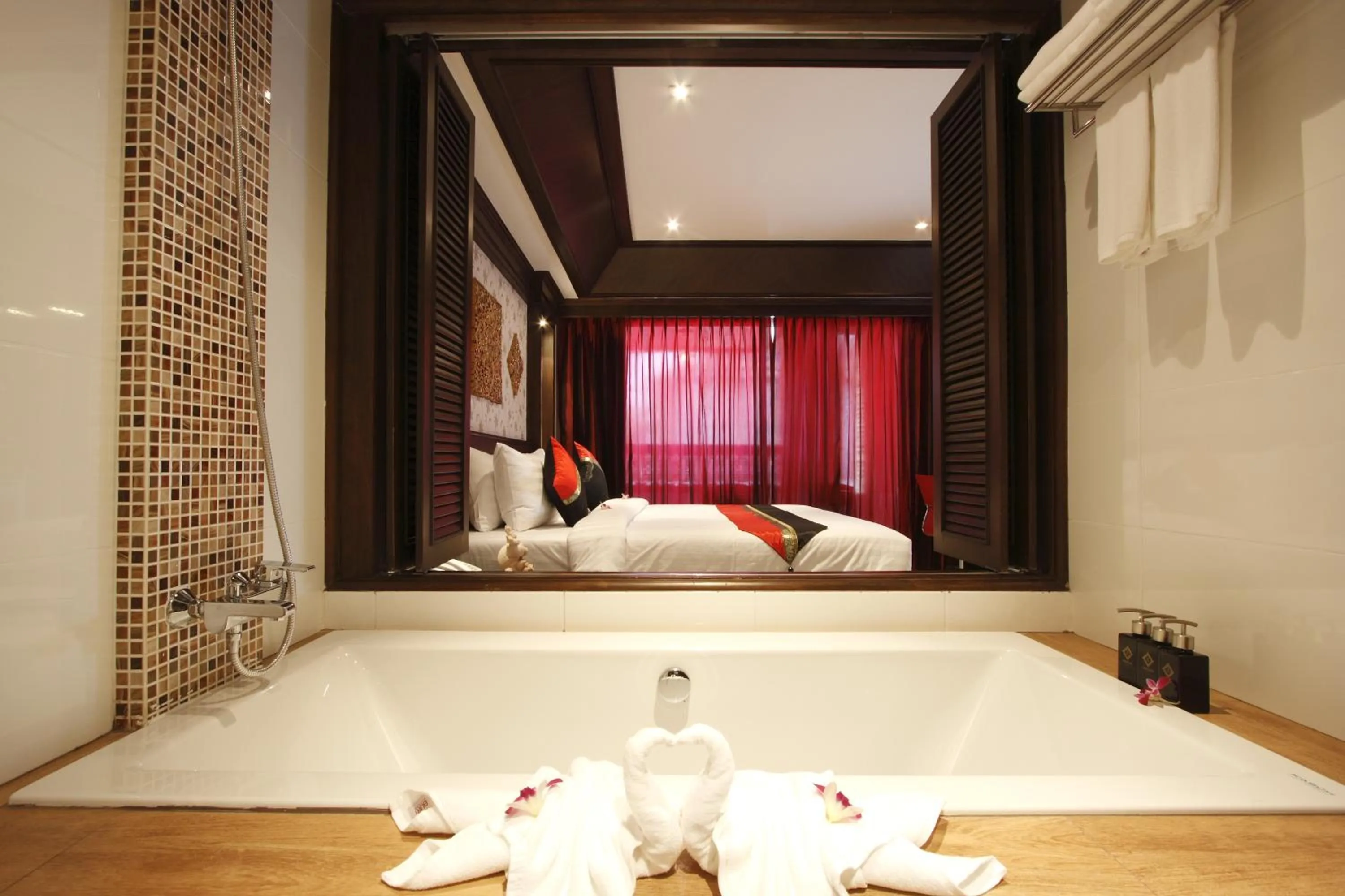 Bathroom, Bed in Rayaburi Hotel, Patong
