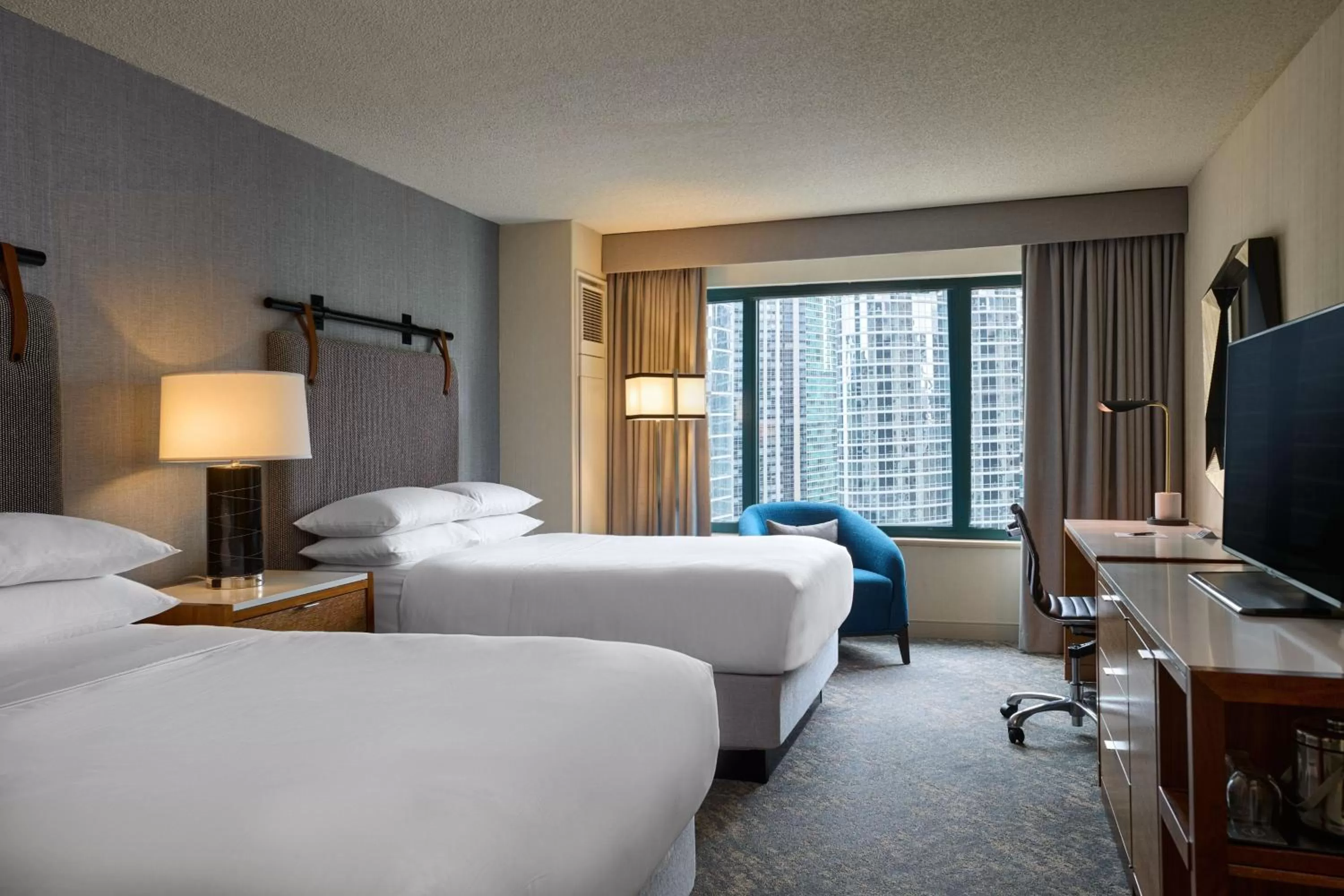 Photo of the whole room, Bed in Sheraton Grand Chicago Riverwalk