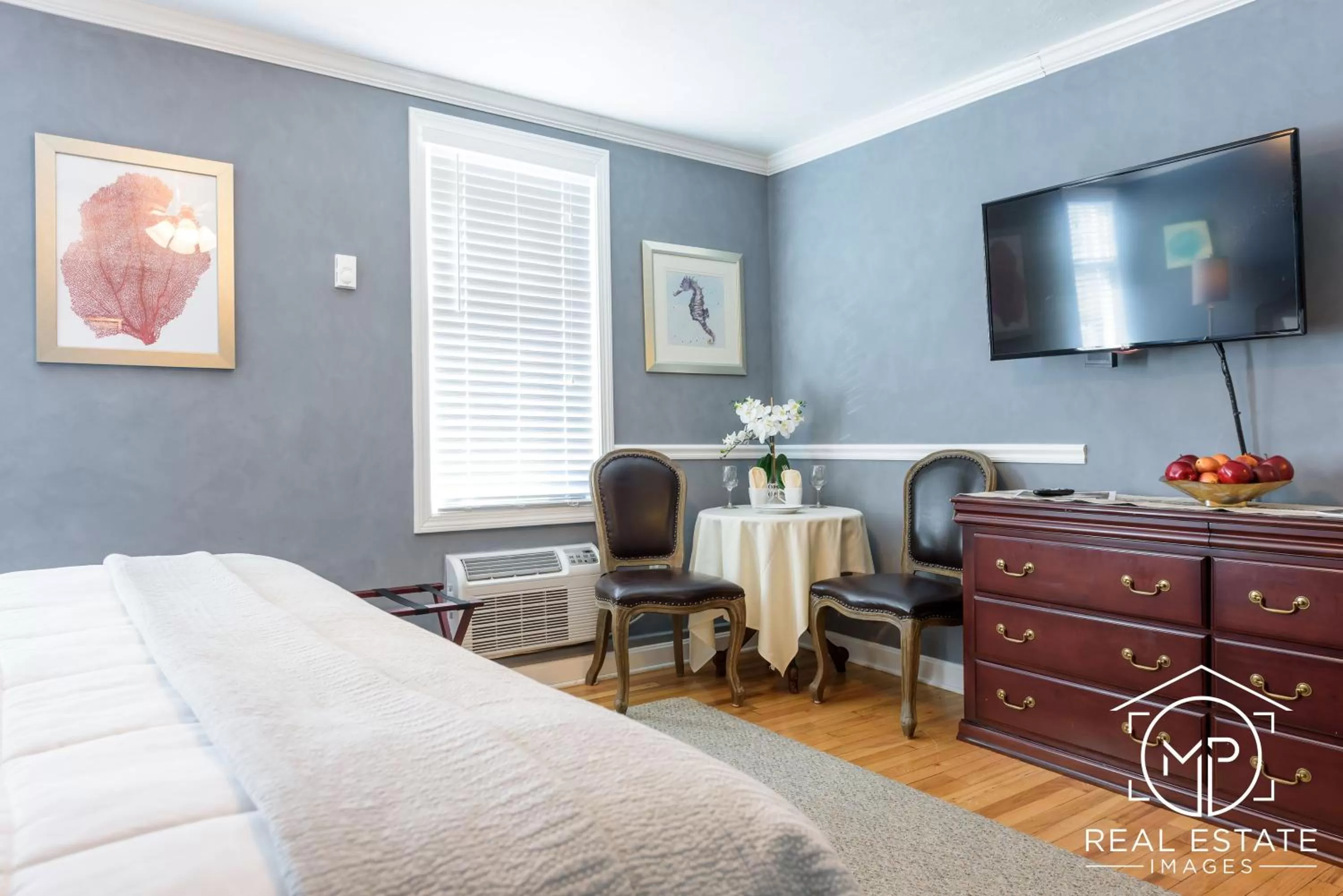 Seating area, Bed in Bouchard Restaurant & Inn