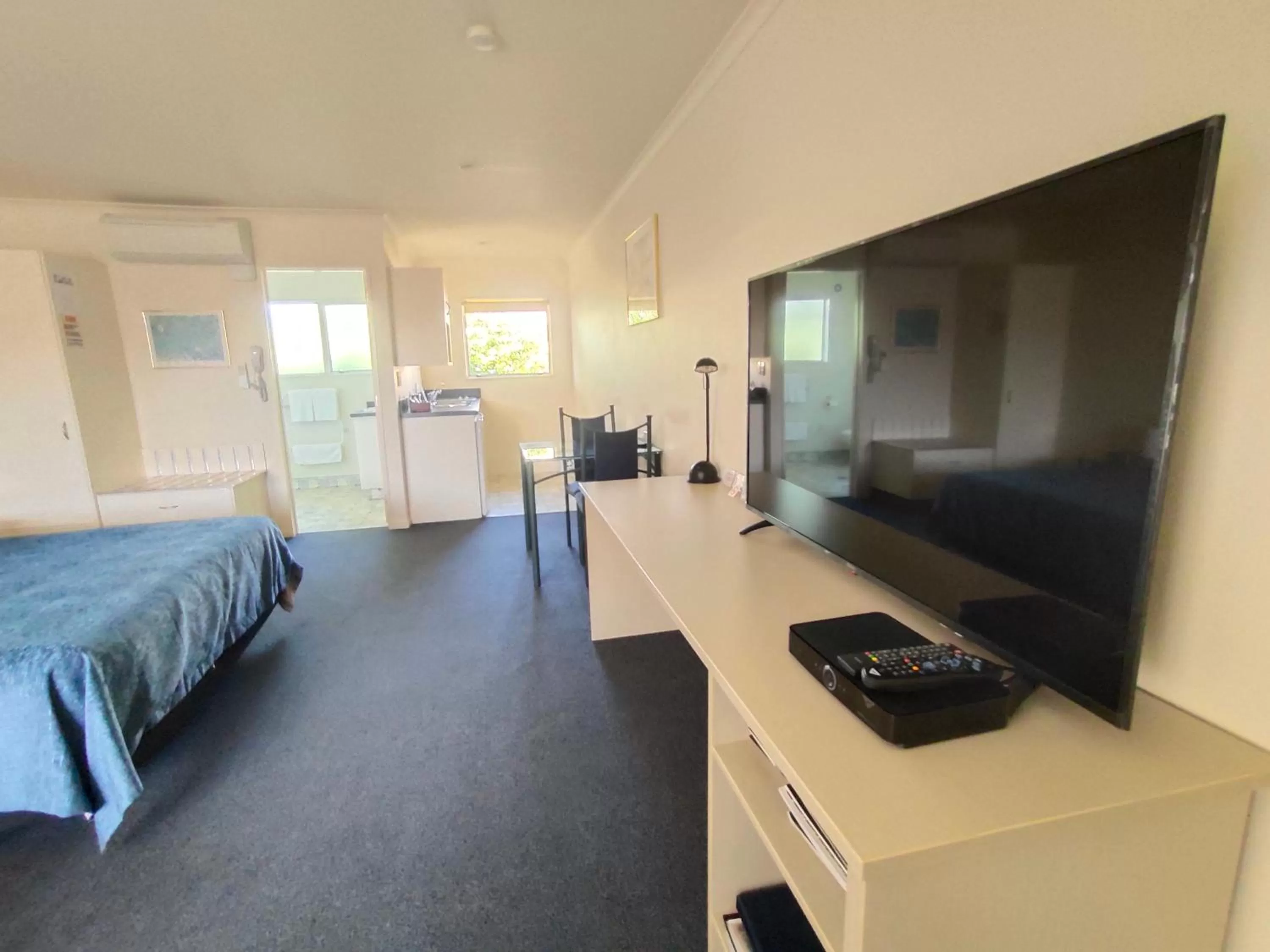 TV and multimedia, Bed in Harringtons Motor Lodge