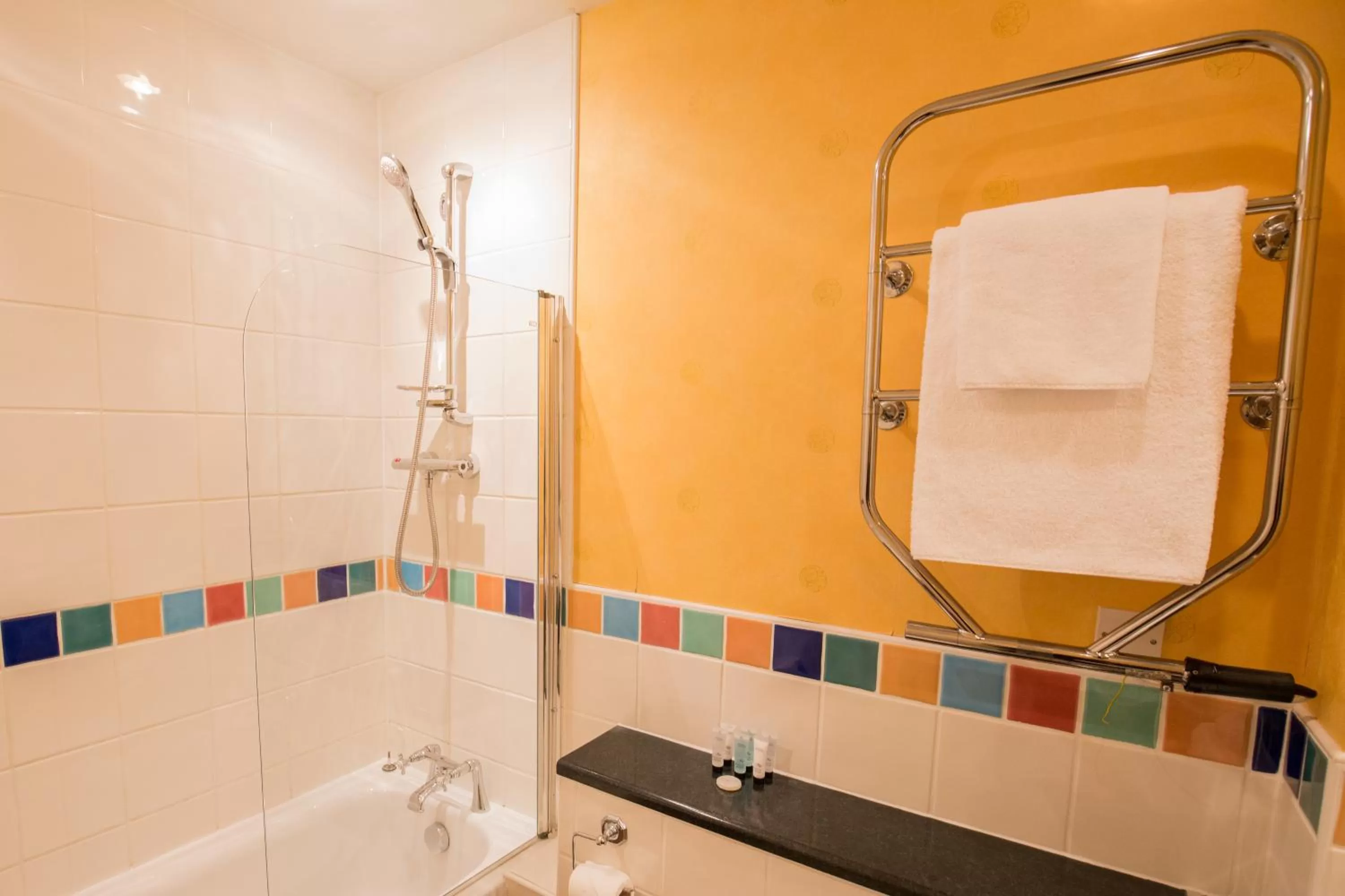 Shower in The Peacock Townhouse Hotel Kenilworth - Warwick