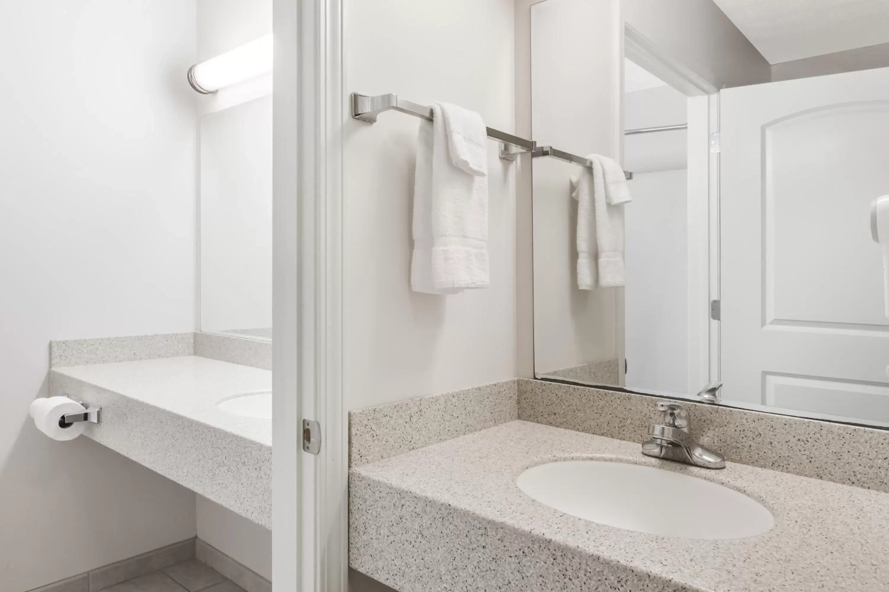 Deluxe Queen Suite - Non-Smoking in Days Inn by Wyndham Pentwater Deluxe Queen Suite - Non-Smoking in Days Inn by Wyndham Pentwater