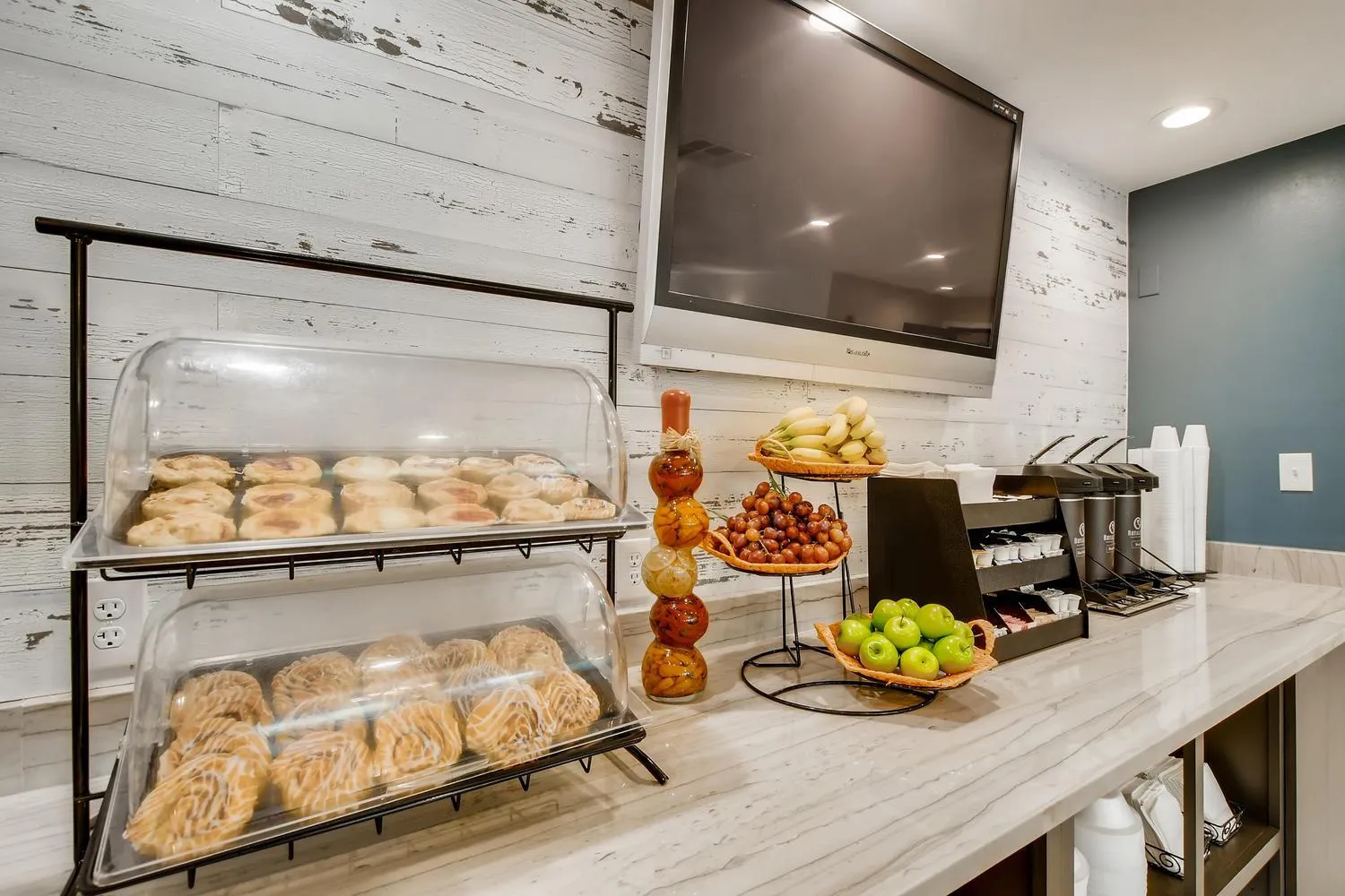 Restaurant/places to eat in Orangewood Inn and Suites Midtown