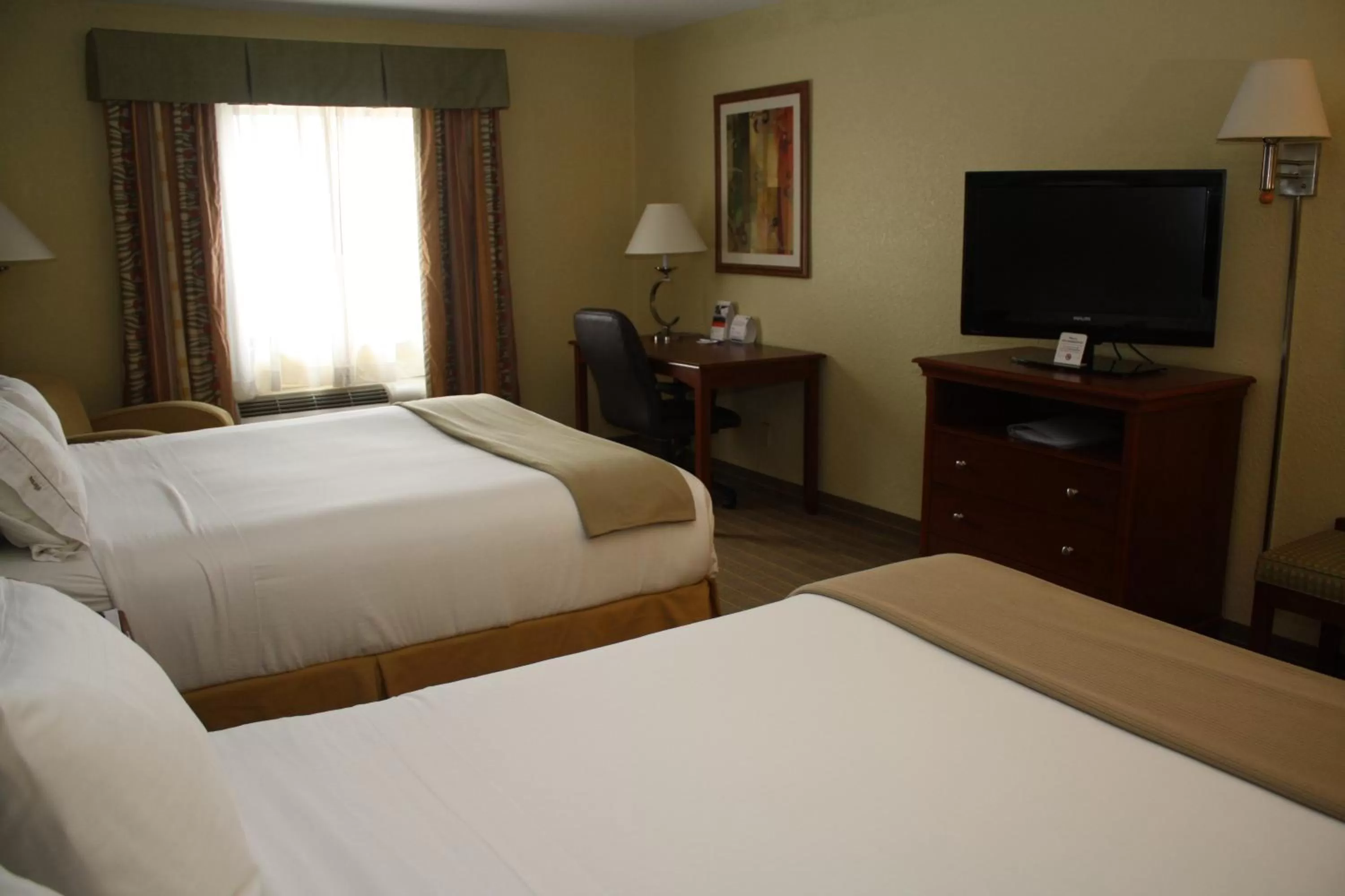 Photo of the whole room, Bed in Holiday Inn Express Winfield - Teays Valley by IHG