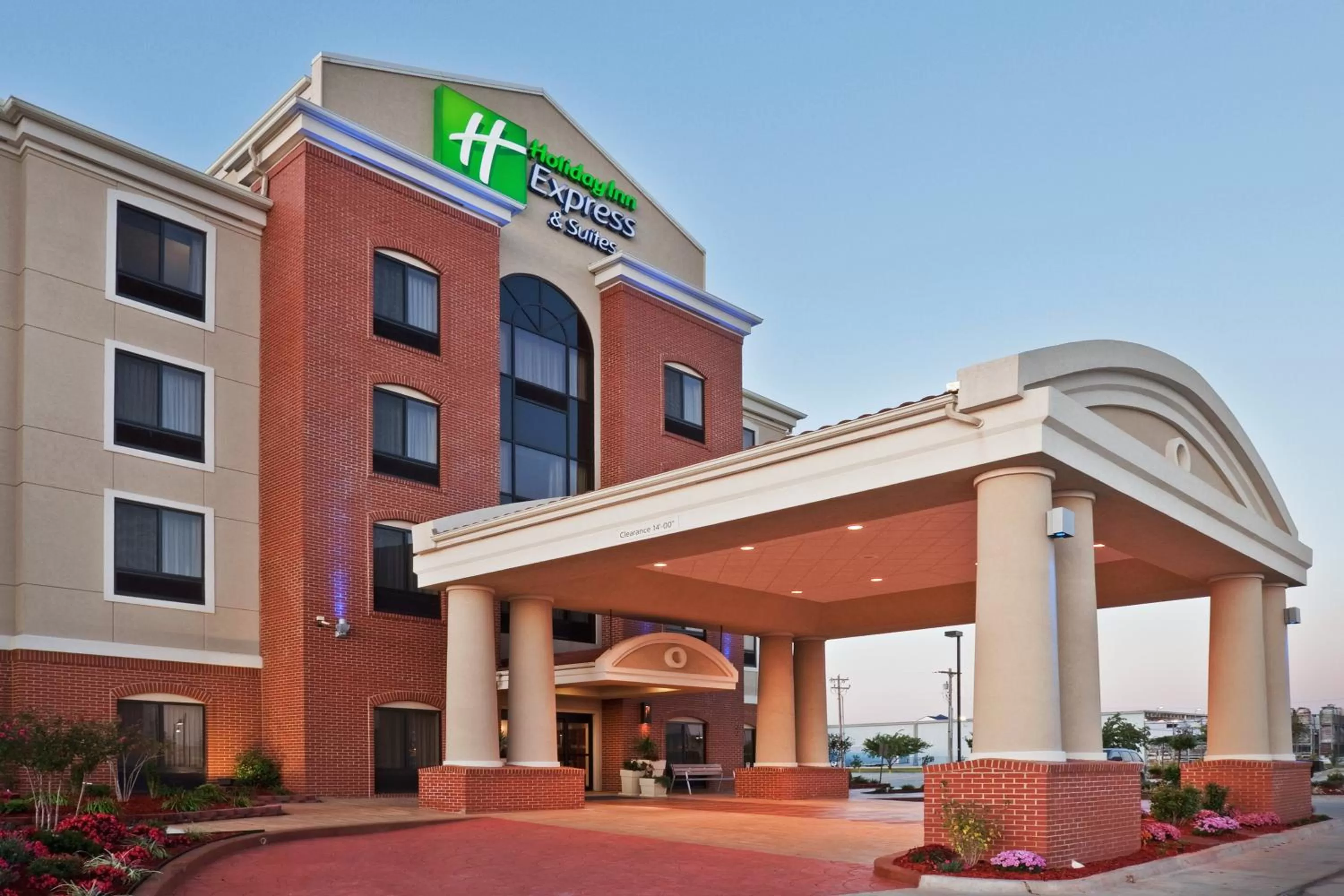 Property building in Holiday Inn Express & Suites Oklahoma City West-Yukon by IHG