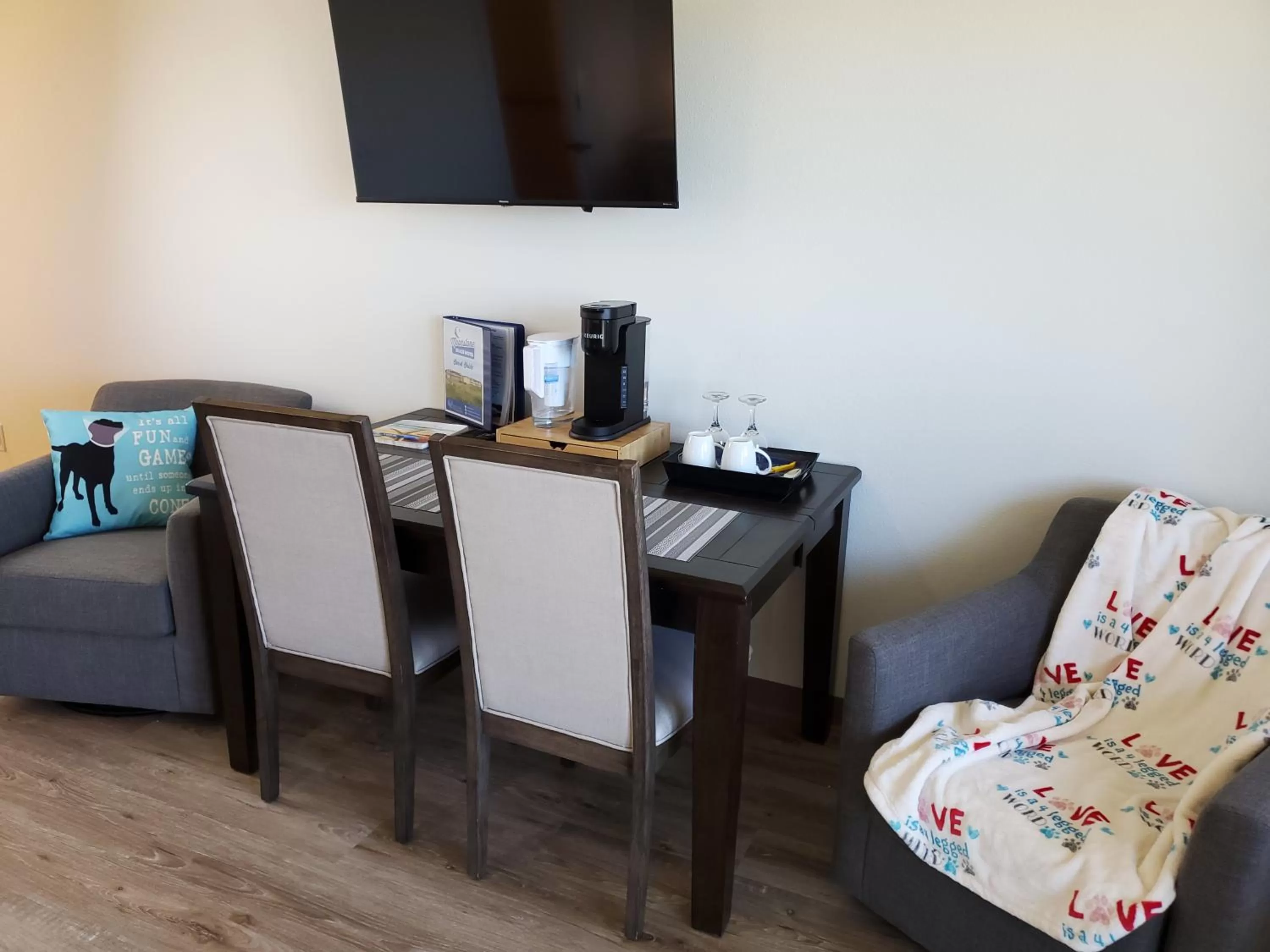 Bed in Moonstone Beach Motel