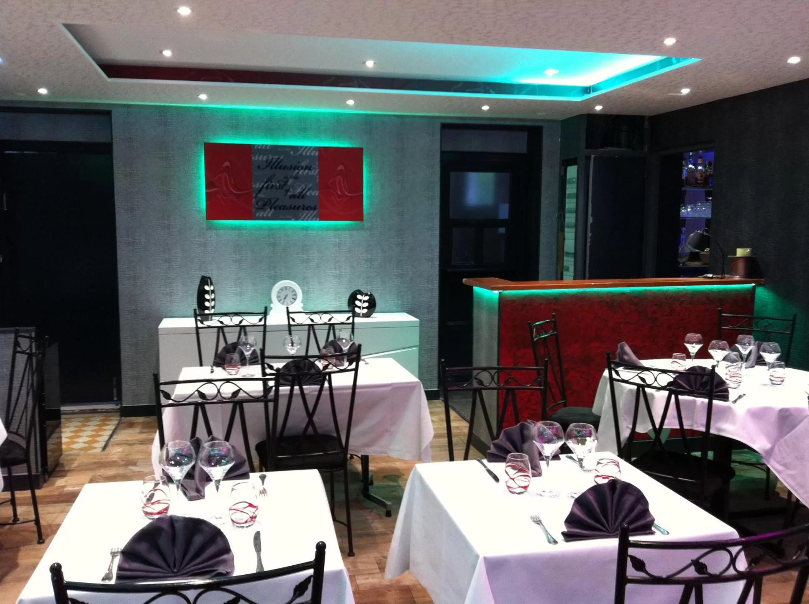 Restaurant/places to eat in Le Beverl'inn