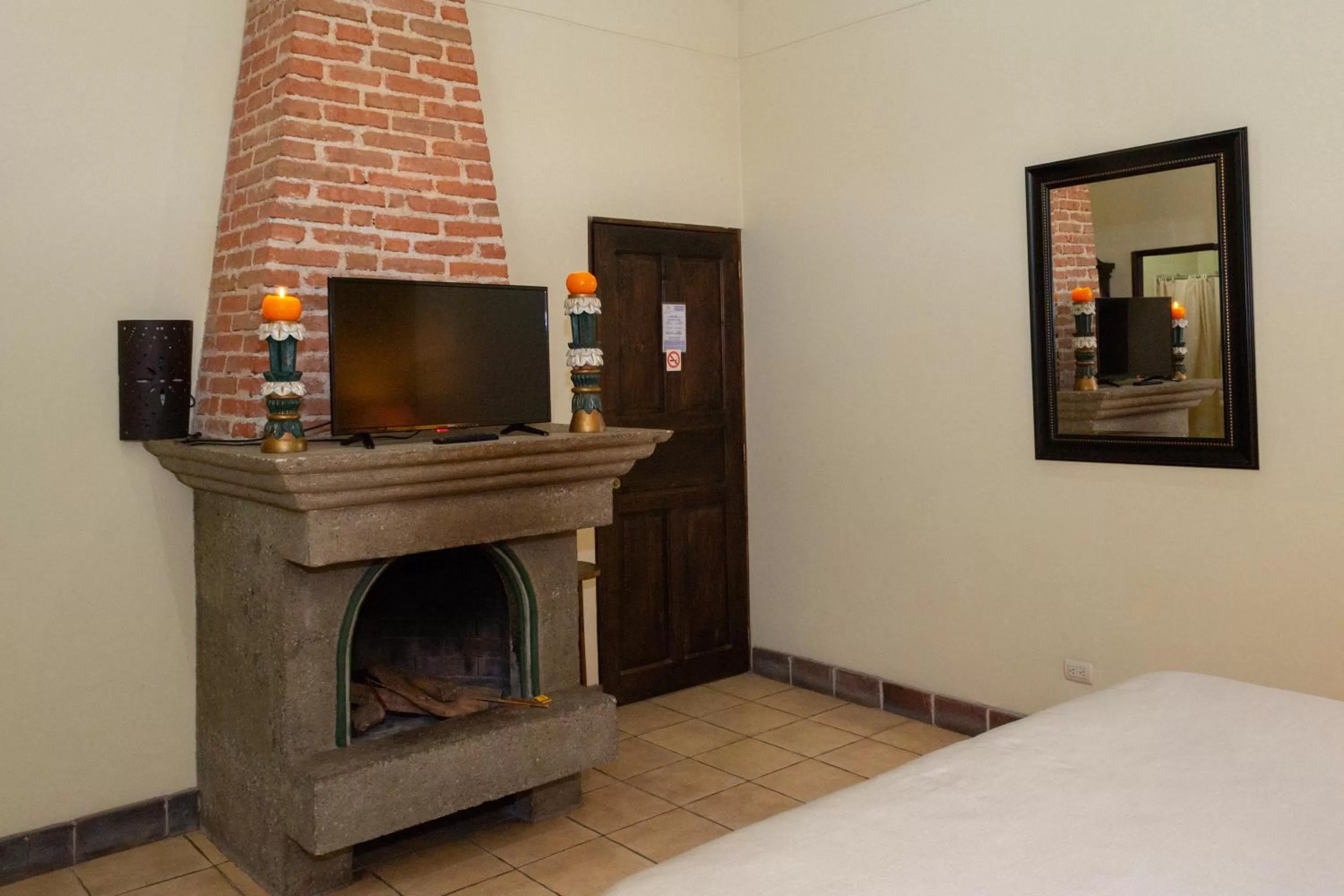 Communal lounge/ TV room, Bed in Hotel Las Marias